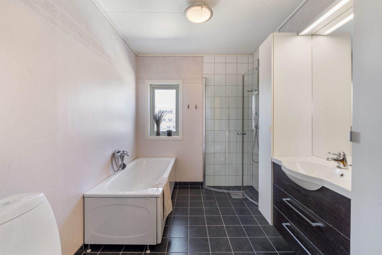 Badet har både dusj og badekar. En veldig kjekk løsning også for dere med små barn. Galleribilde