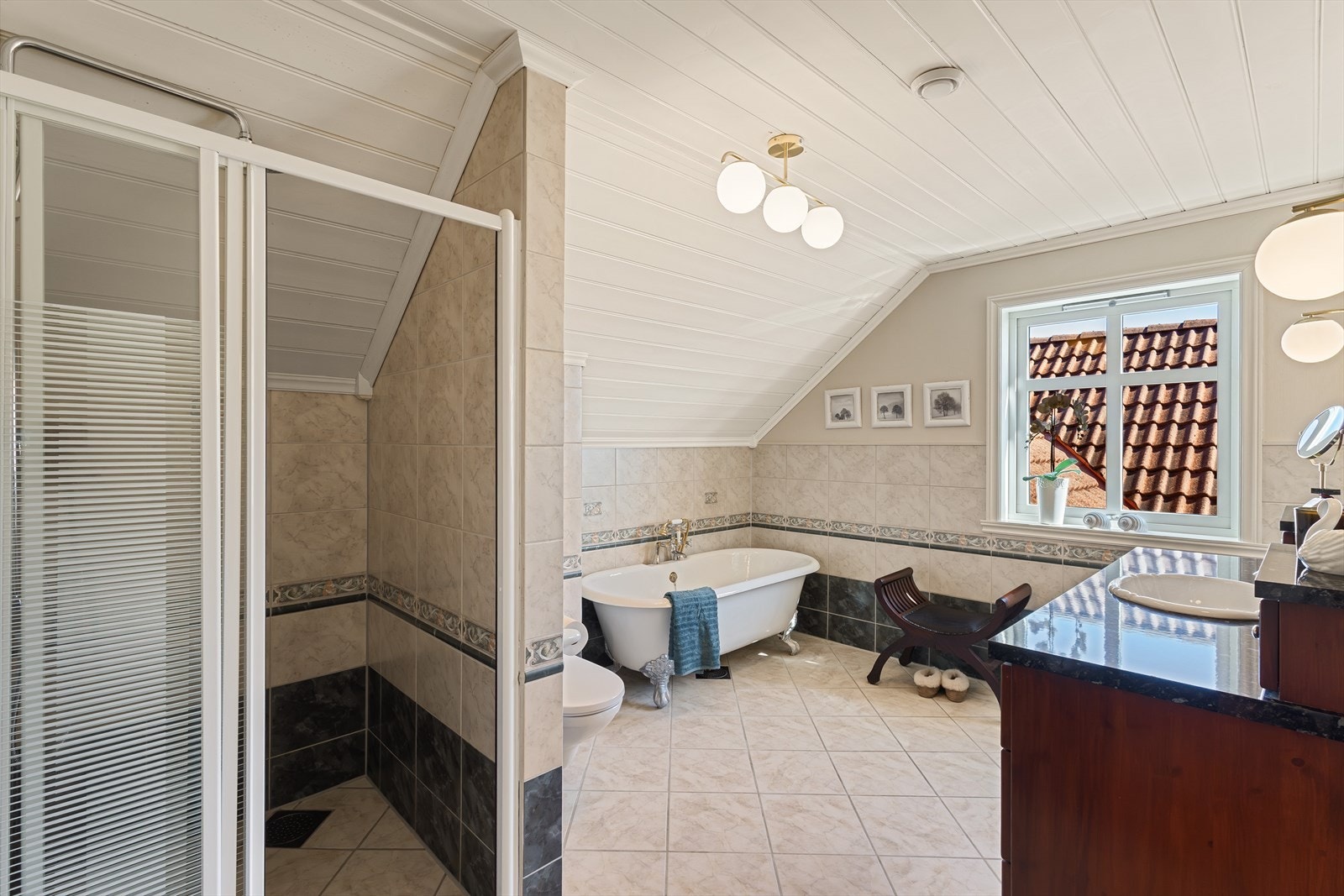 Bad med dusj, wc, badekar og flott innredning. Galleribilde