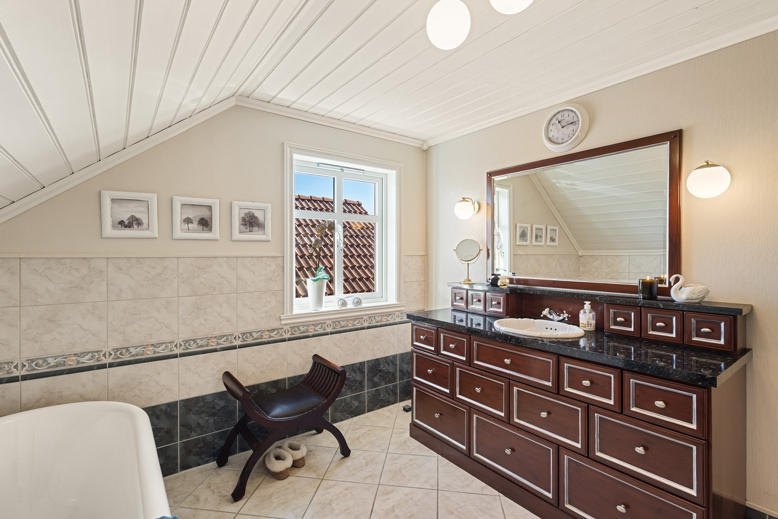 Nydelig bad med varme fargevalg. Galleribilde
