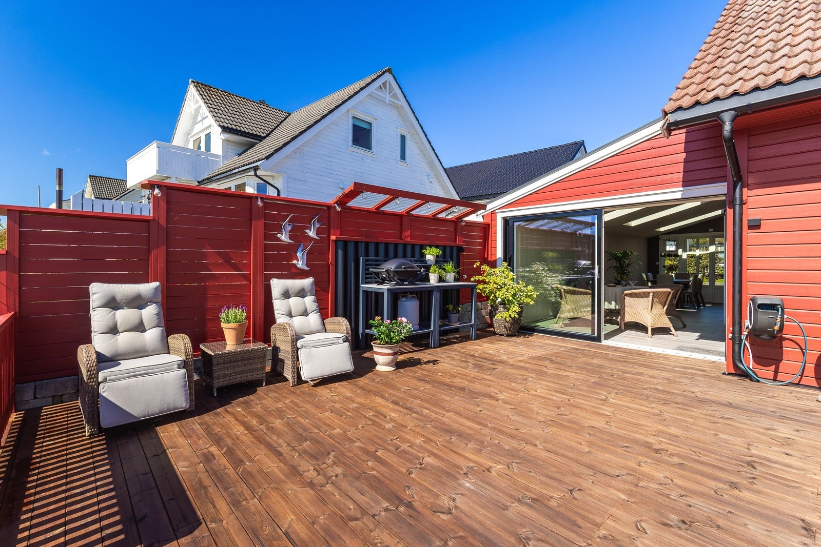 Fra hus og vinterhage er det utgang til en herlig og usjenert terrasse med plass til møbler og utekjøkken. Galleribilde