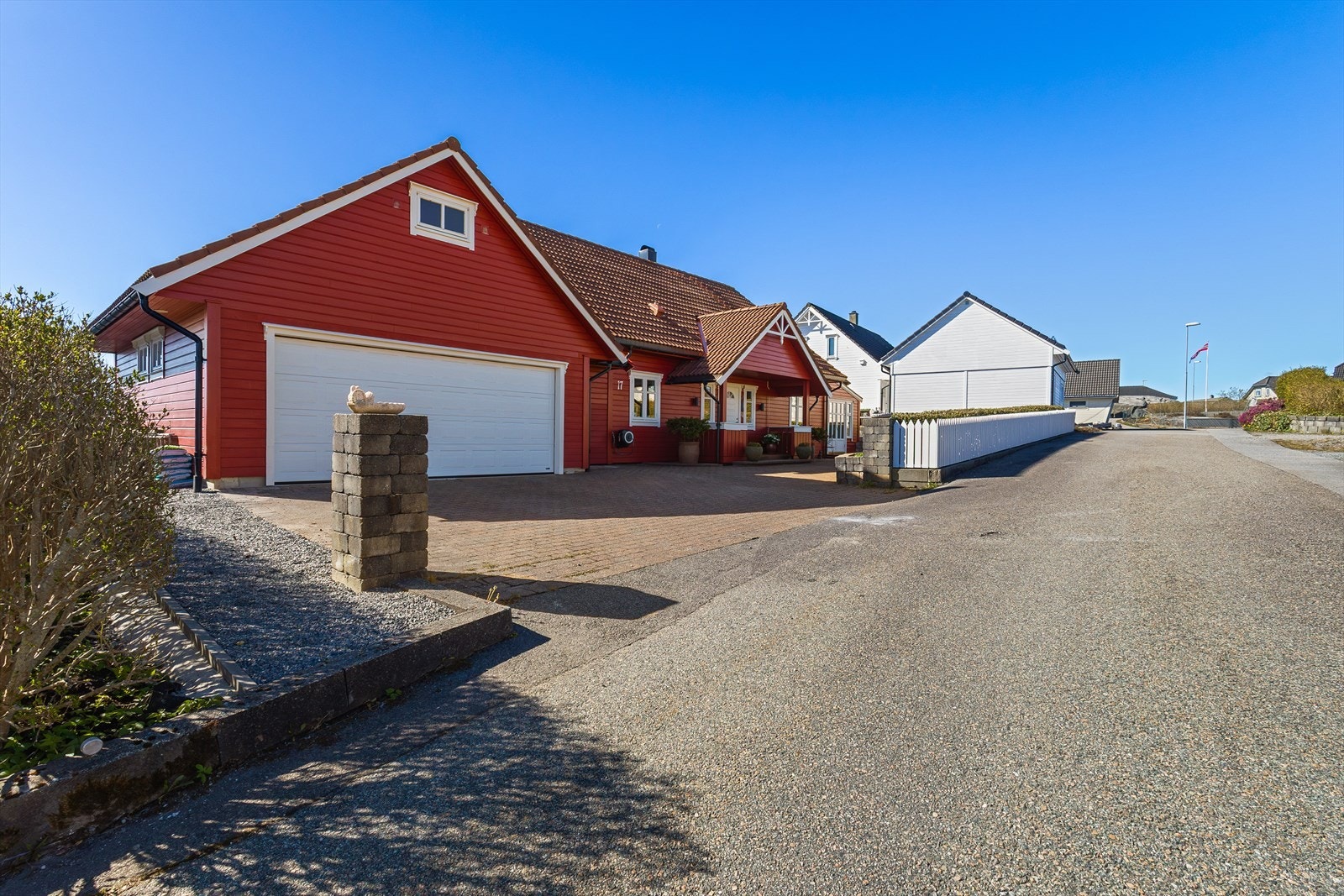 Innbydende inngangsparti med lett adkomst både til garasje og hus. Galleribilde