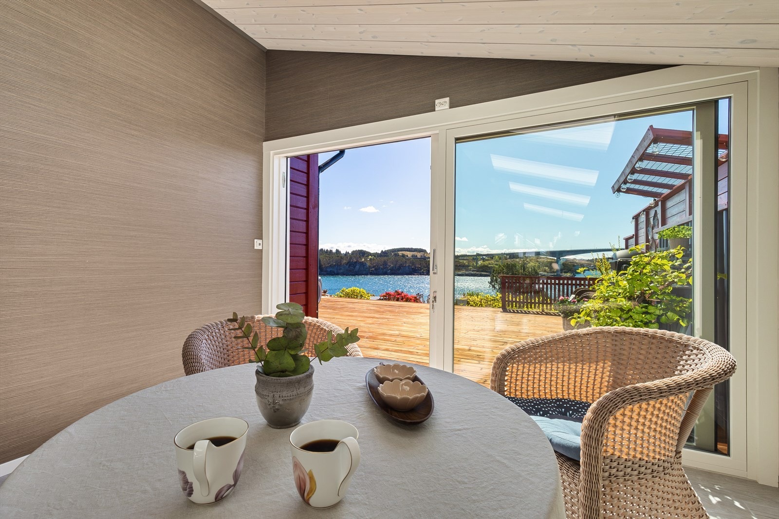 Fra vinterhagen er det skyvedør til terrassen. Galleribilde