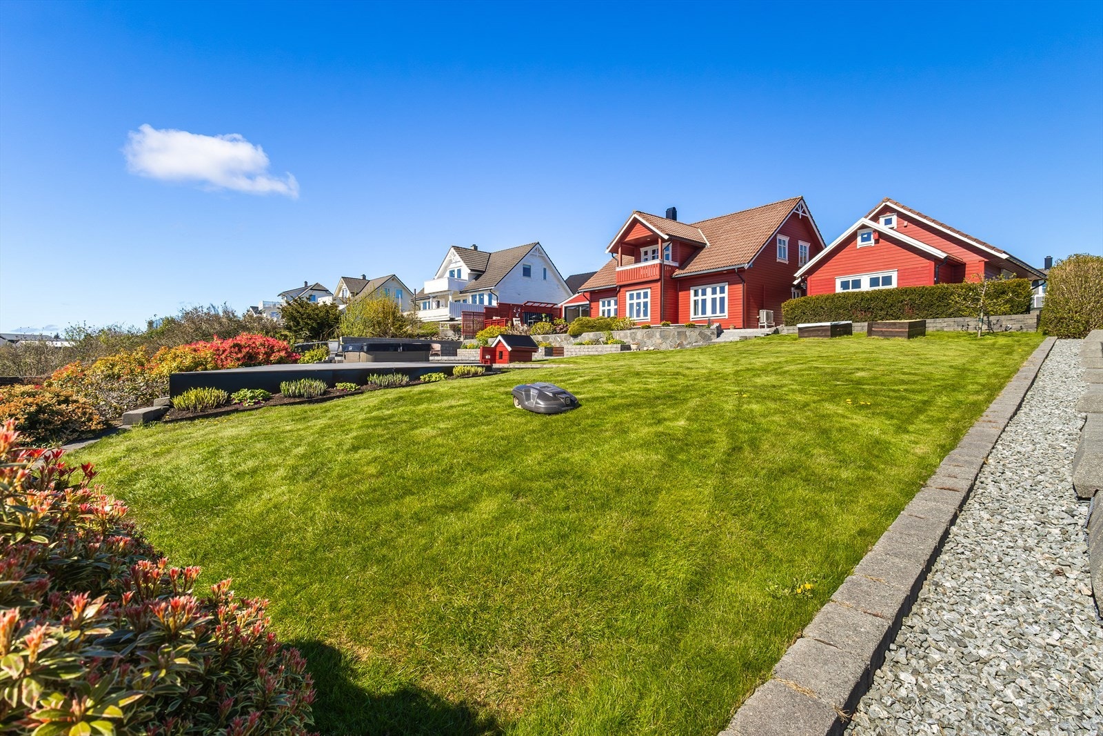 Sjeldent pent opparbeidet og stelt hage. Galleribilde