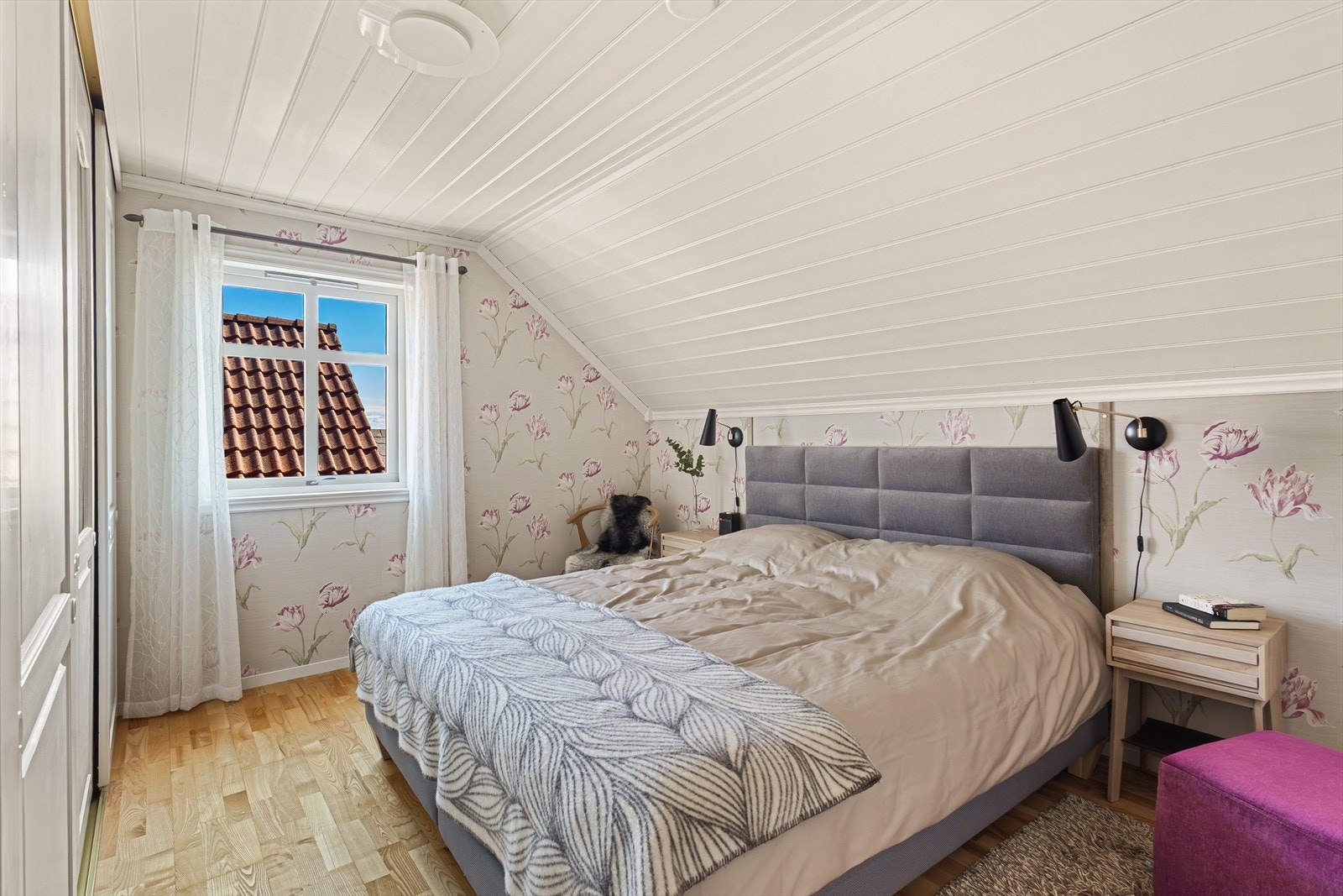 Soverom med garderobeskap. Galleribilde