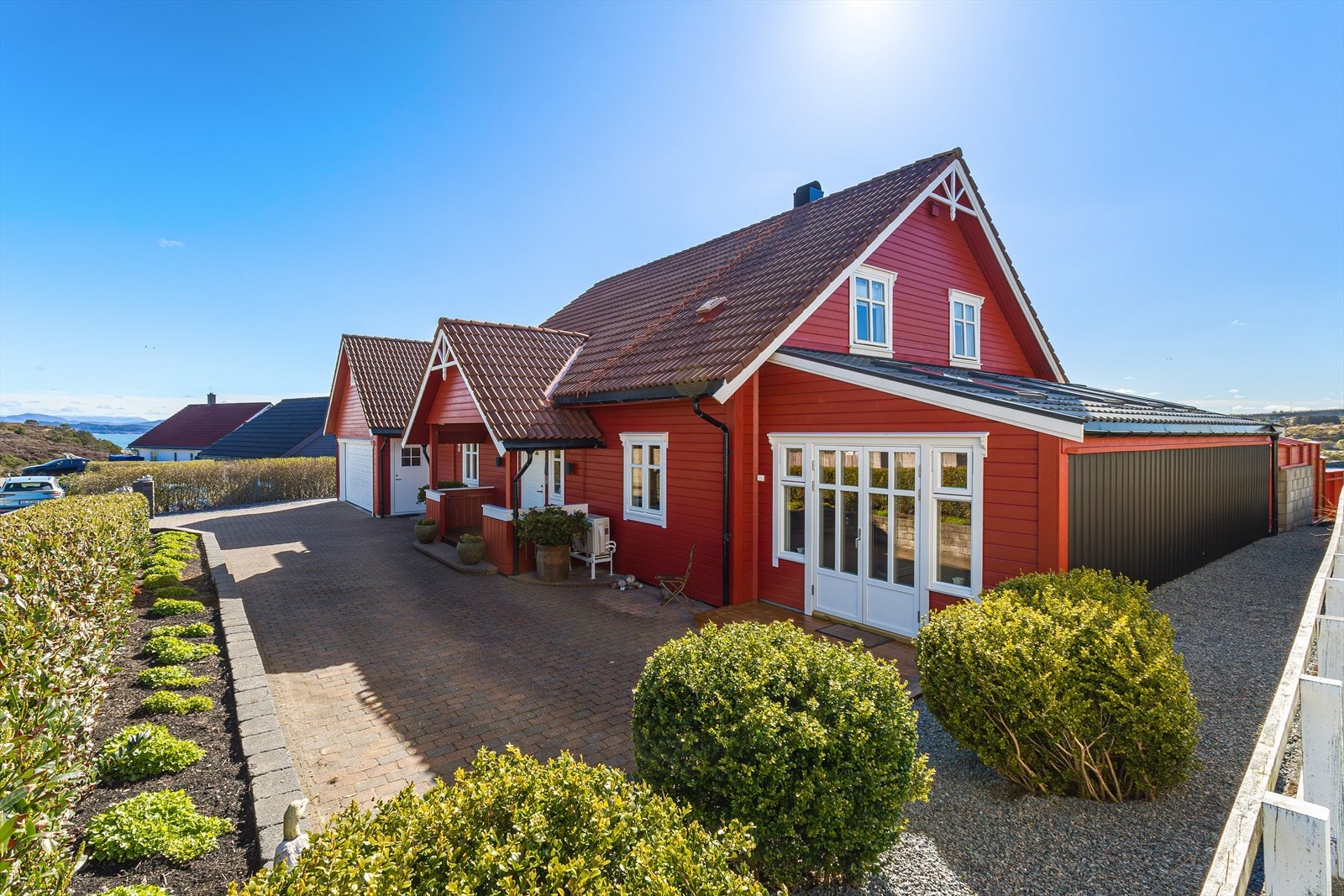 Utenfor huset er ekstra god plass. Praktisk dersom man har bobil eller campingvogn. Galleribilde