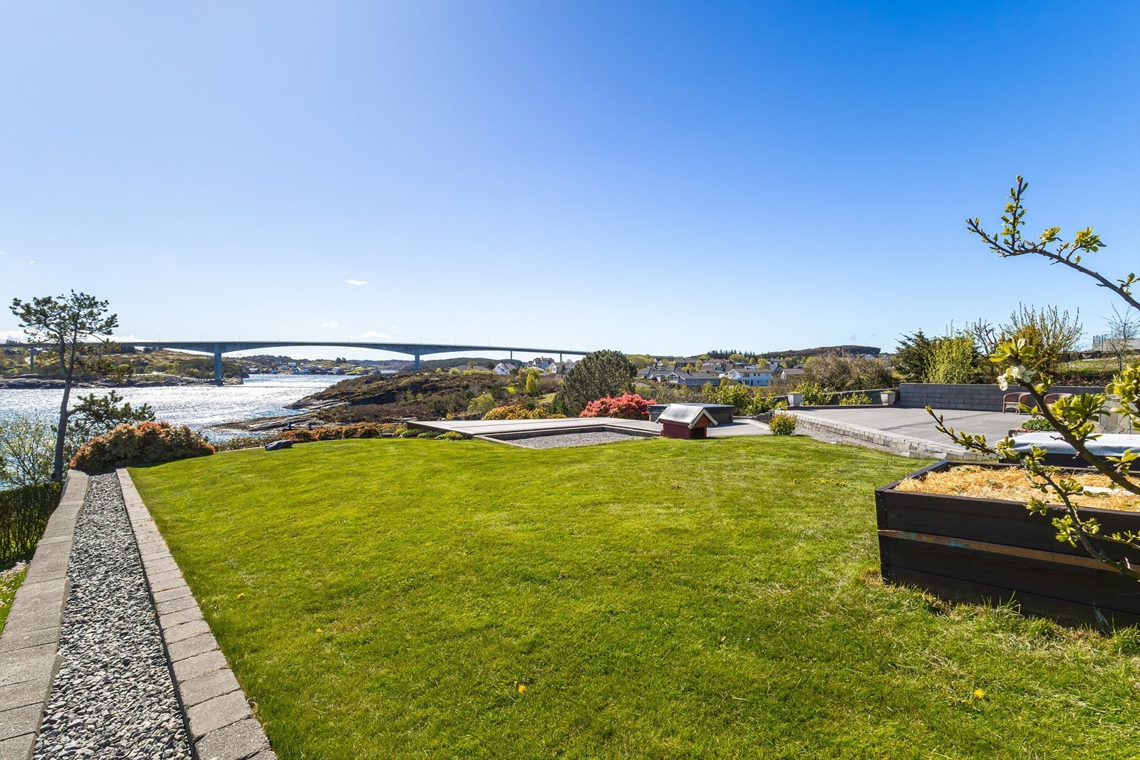 Hage med plen, kubbesteinsmurer, grusete gangstier mm. Galleribilde