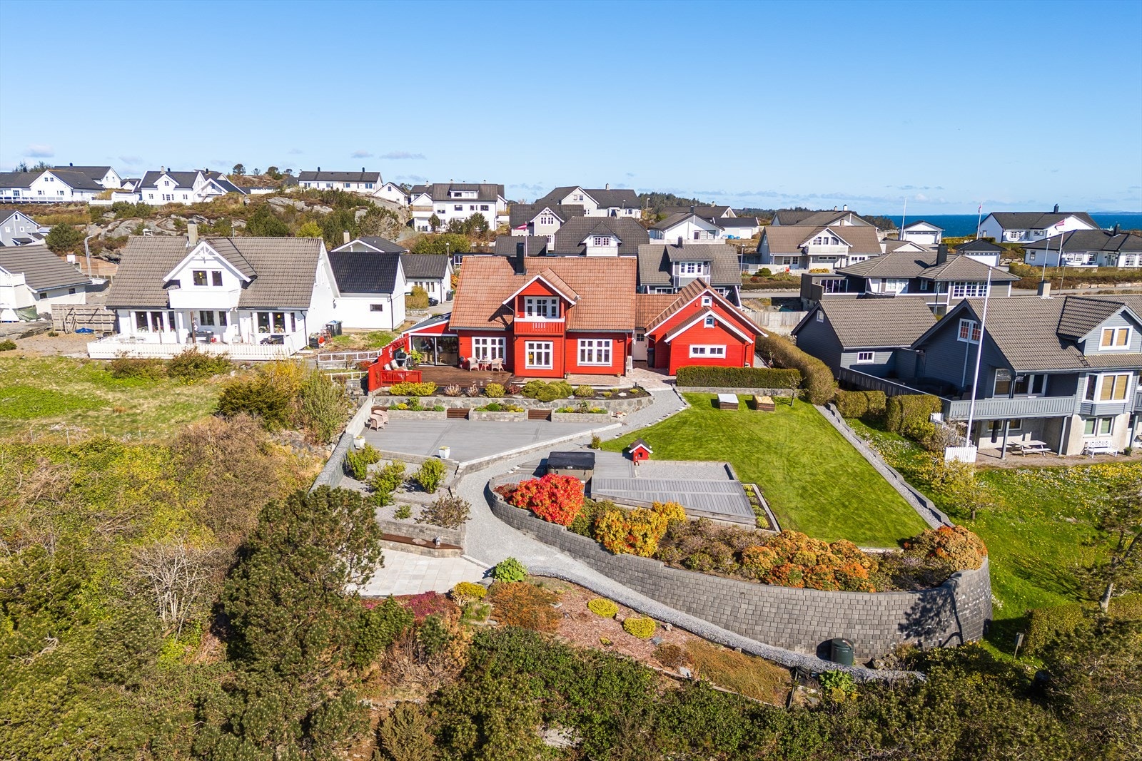 Eiendomsmegler Thomas T. Waardal har gleden av å presentere - Veslevarden 17 - En nydelig eiendom med innholdsrik hus, stor garasje og svært flott hage. Galleribilde