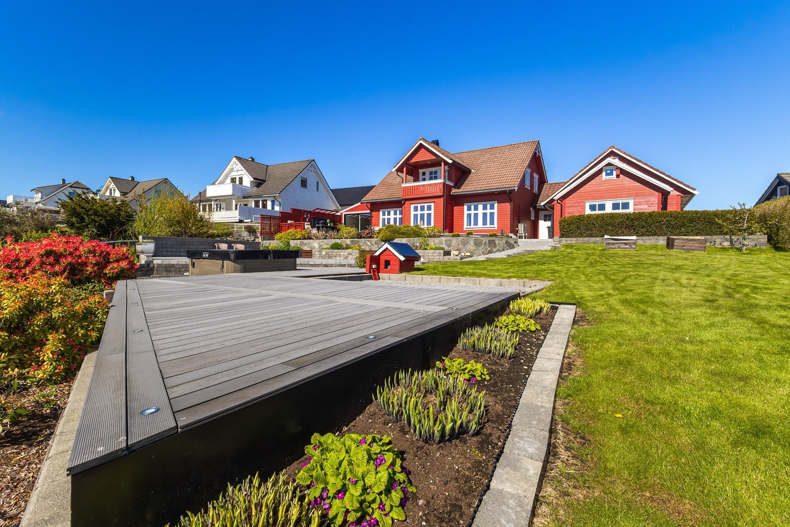 Jacuzziområde med plantning og utebelysning. Galleribilde