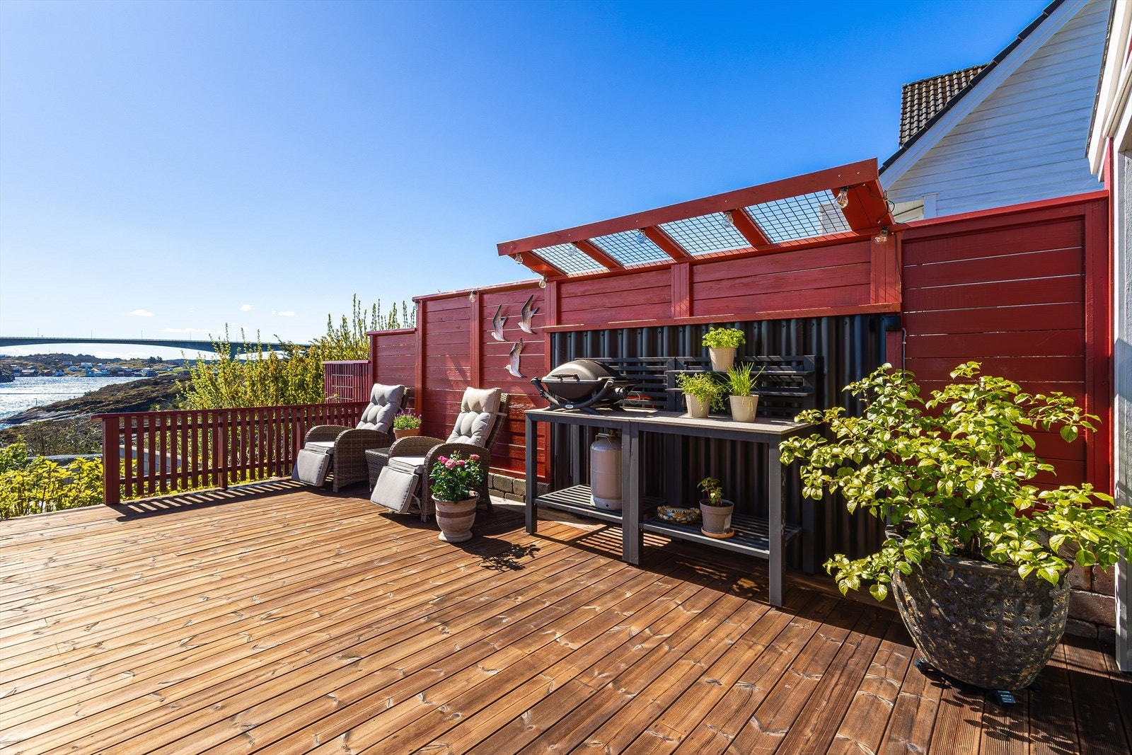 Terrasse med levegger mot nabo. Galleribilde