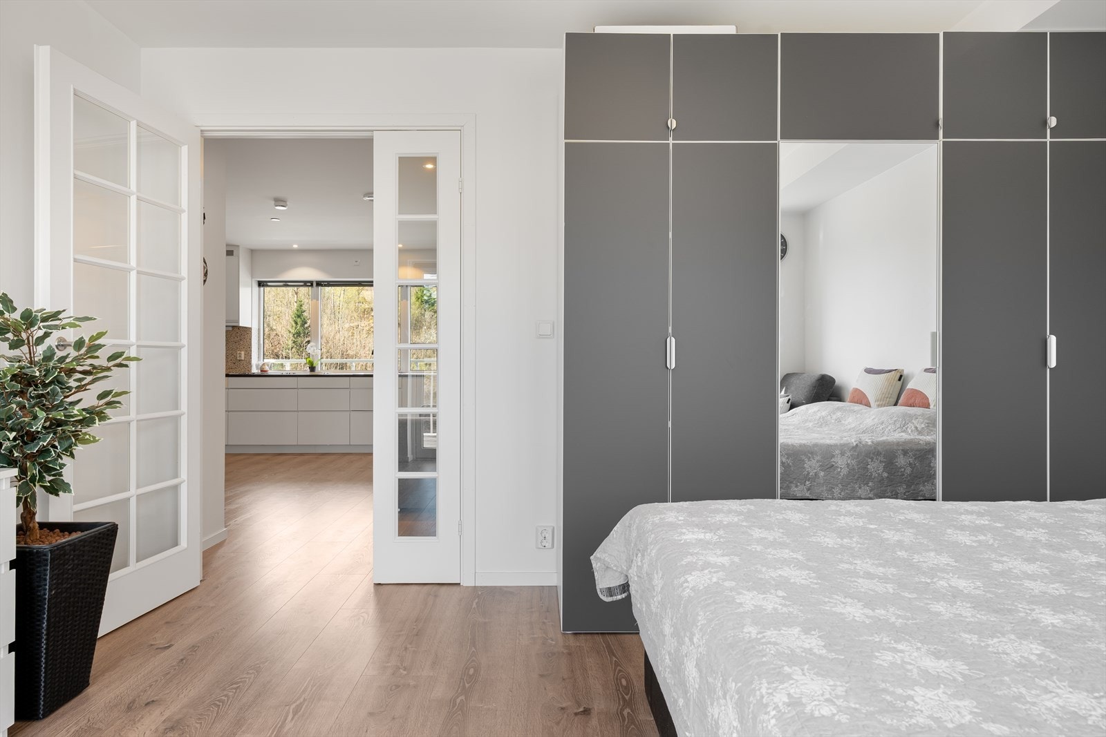 Her er det god plass til å innrede med stor seng og annet ønsket møblement. Rommet er innredet med et stort garderobeskap. Galleribilde