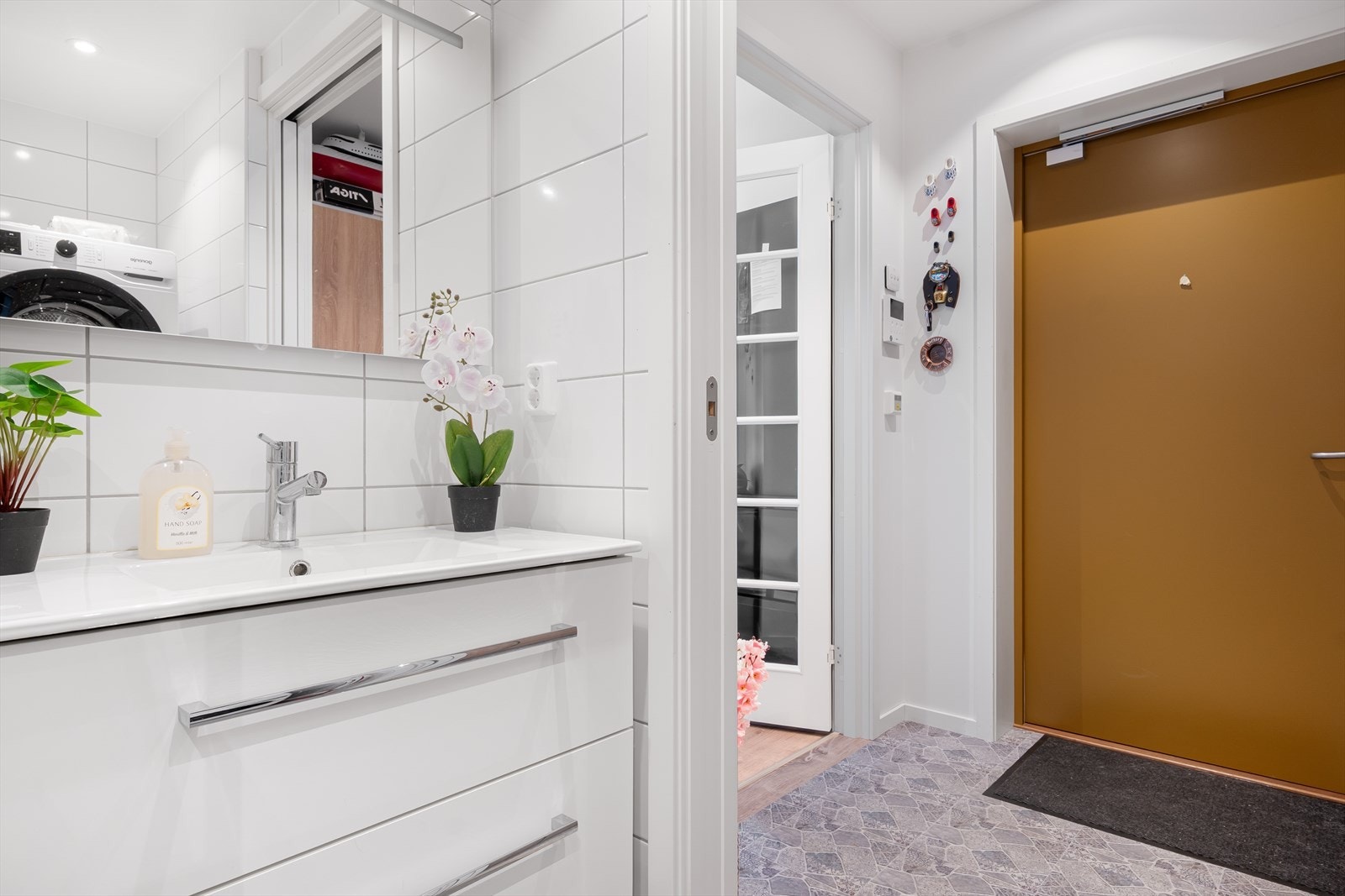 Badet ligger praktisk plassert ved entrèen. Galleribilde