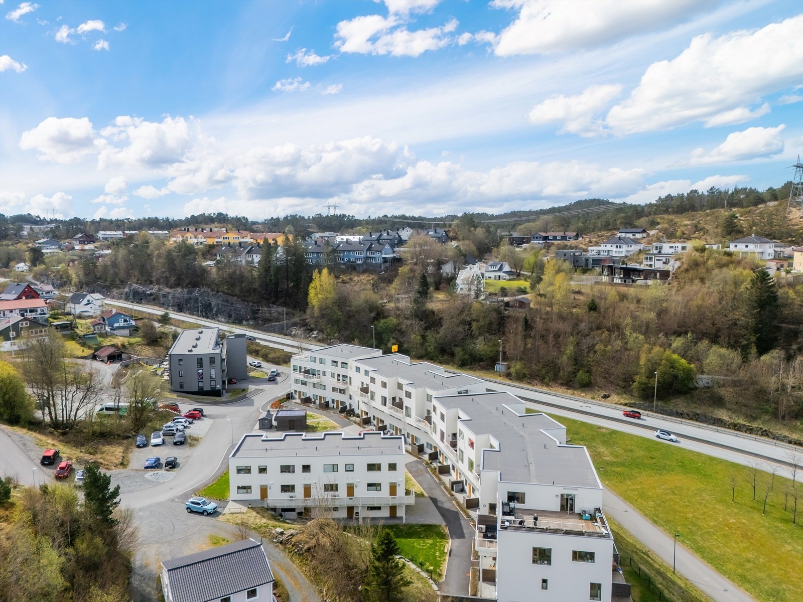 Det er kort vei til både barne- og ungdomsskoler og flere barnehager, noe som gjør området svært attraktivt for barnefamilier. Galleribilde