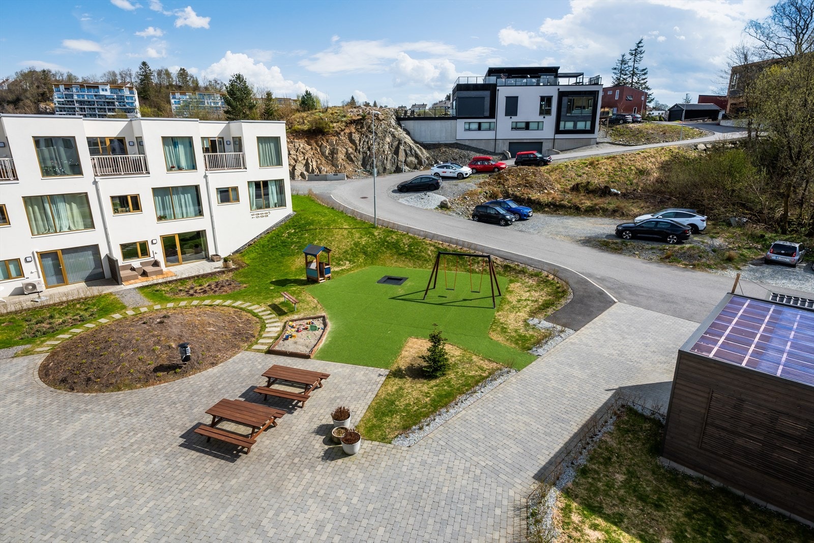 Koselige fellesområder med lekeplass for de yngste. Galleribilde