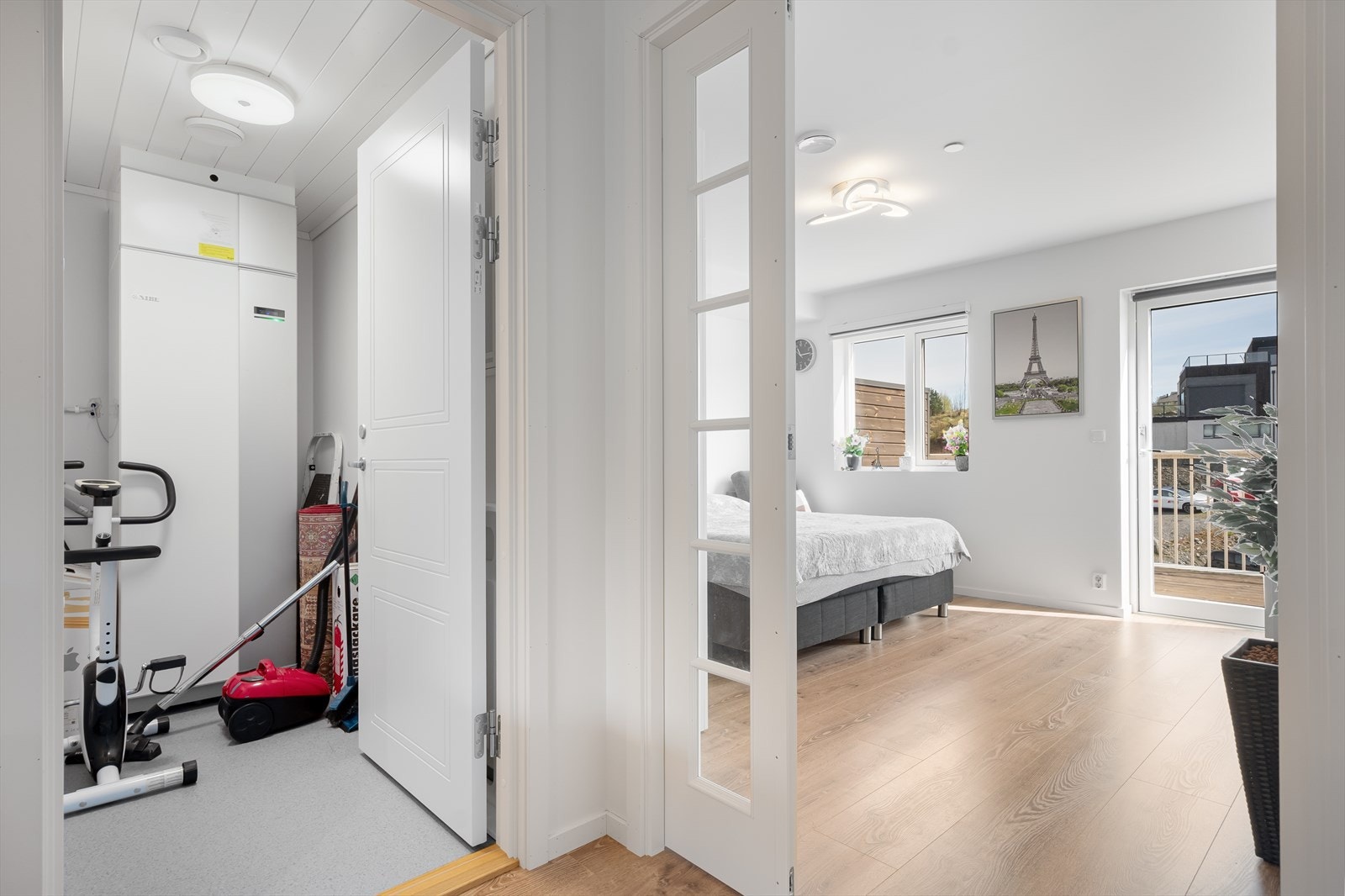 Stor bod/teknisk rom. Det er i tillegg en ekstern sportsbod. Galleribilde