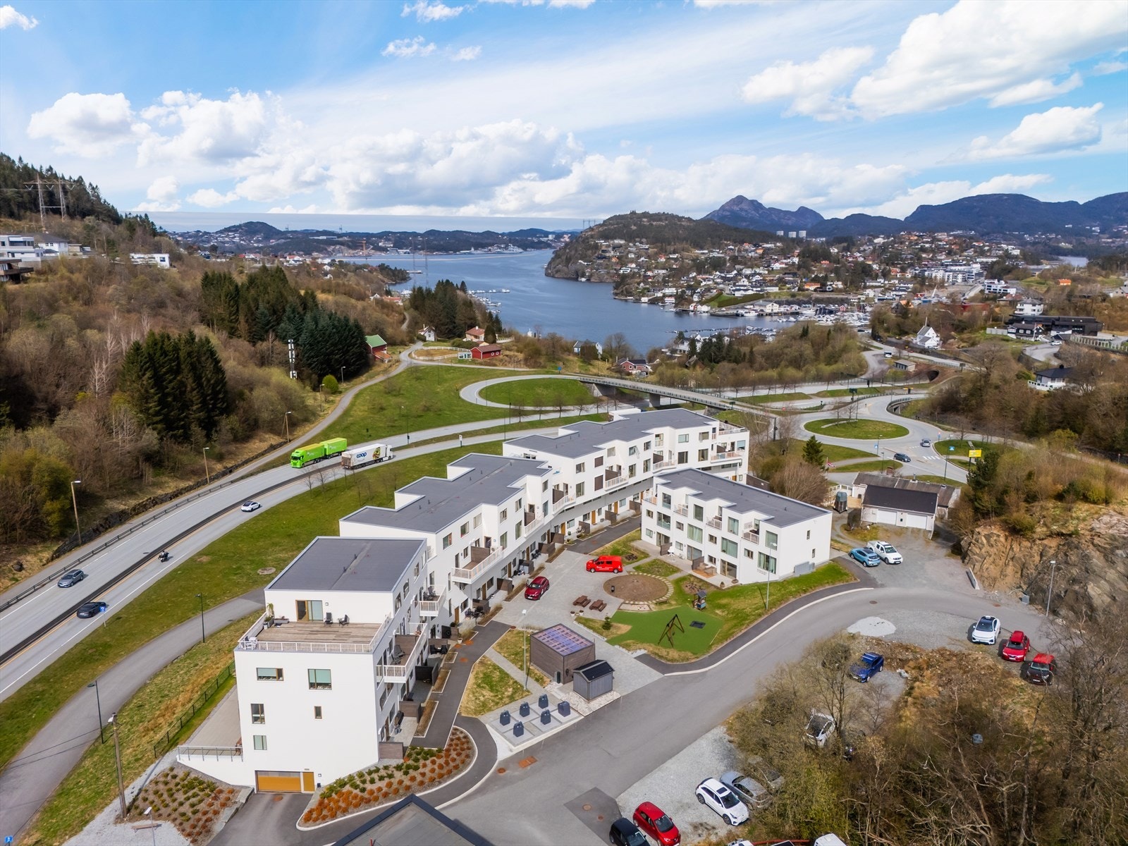 Det er ca. 2 min gange til bussterminal i Dolviken hvor det er hyppige bussavganger både til og fra sentrumskjernen. Galleribilde
