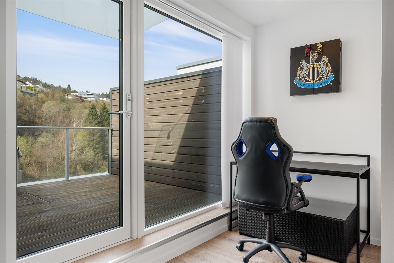 Fra stuen er det utgang til en deilig og skjermet terrasse. Galleribilde