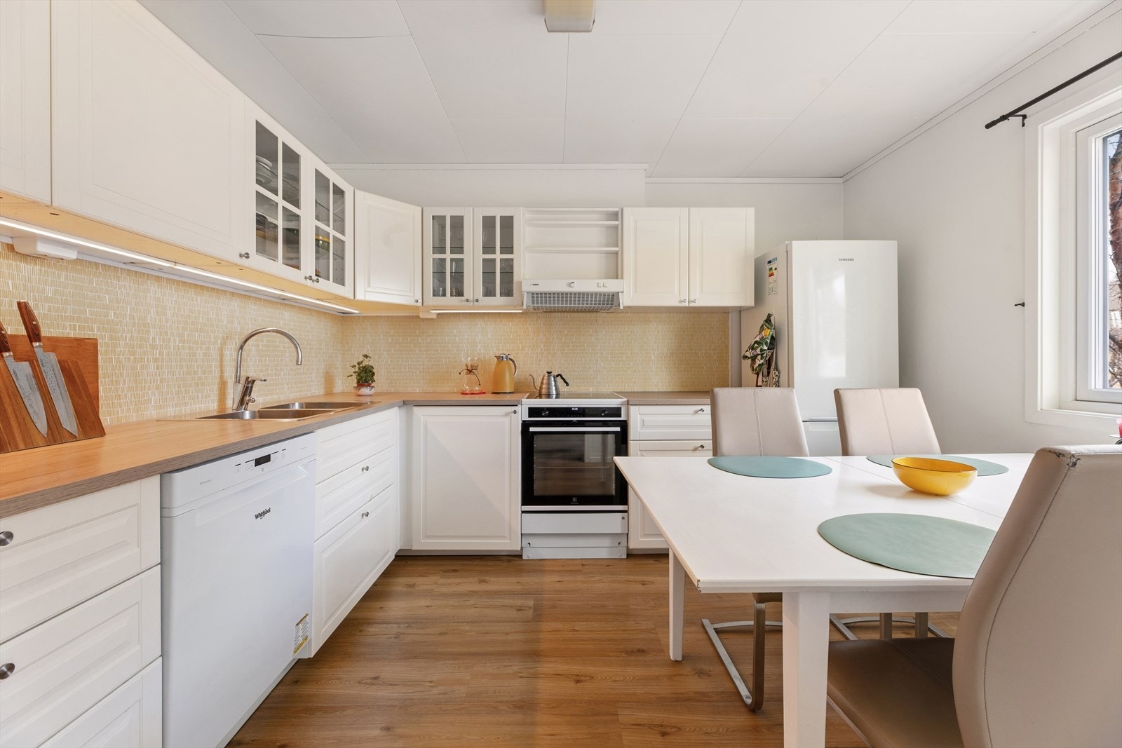 Kjøkkenet har en IKEA-innredning fra 2019 med profilerte fronter og god skapplass. Galleribilde