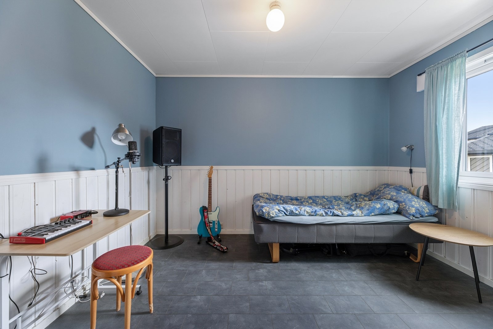 Det andre soverommet har en kombinasjon av malte flater og trepanel på veggene. Galleribilde