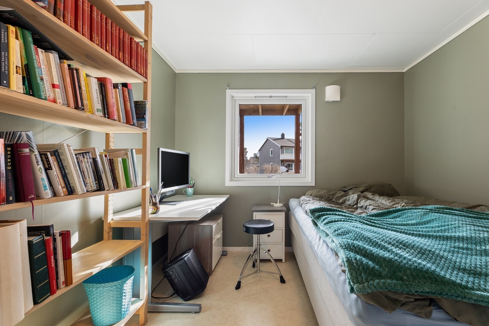 Rommet er lyst og egner seg godt som soverom, gjesterom eller kontor. Galleribilde