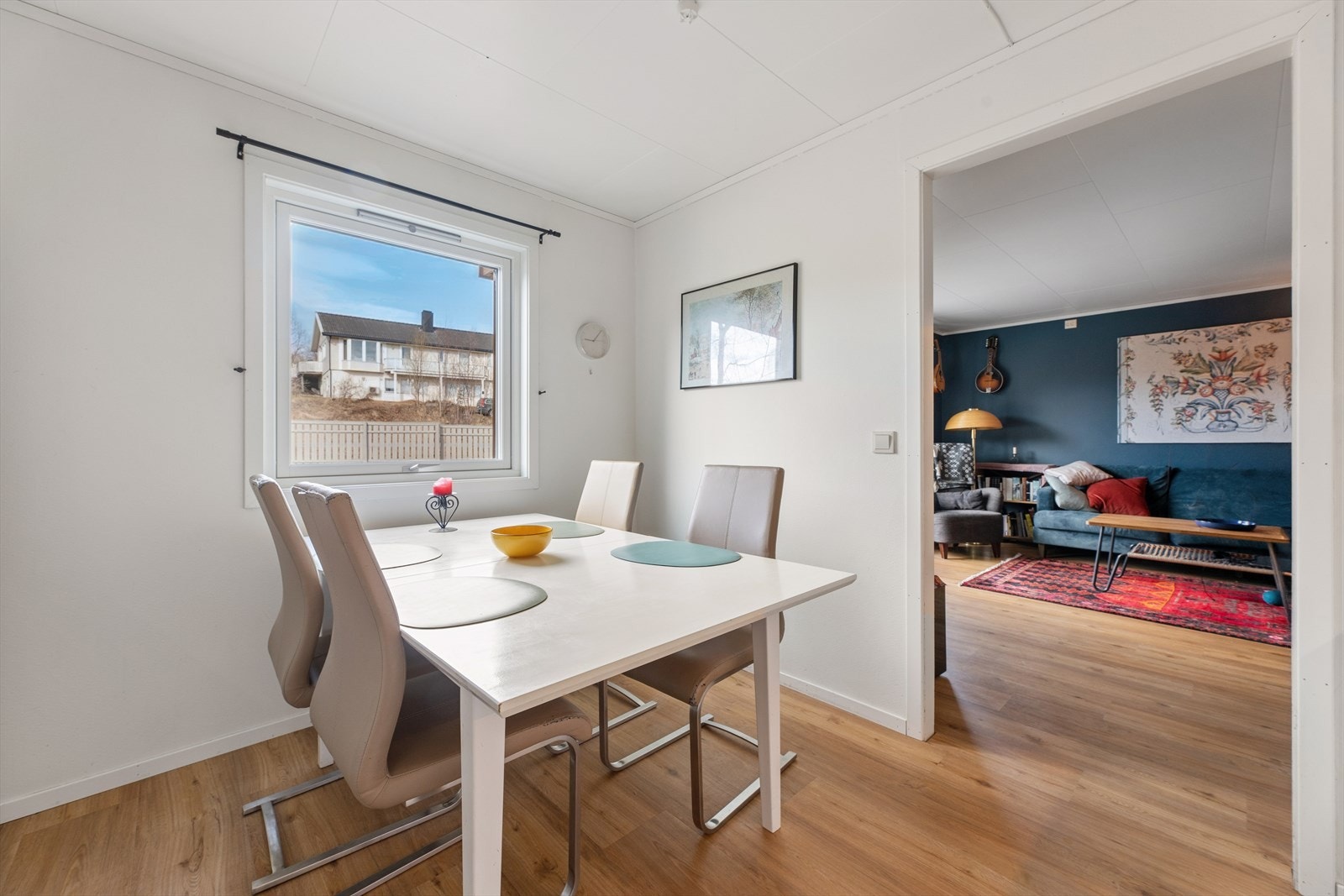 Det er god plass til en spiseplass på kjøkkenet, med utsikt gjennom vinduet fra 2022. Galleribilde