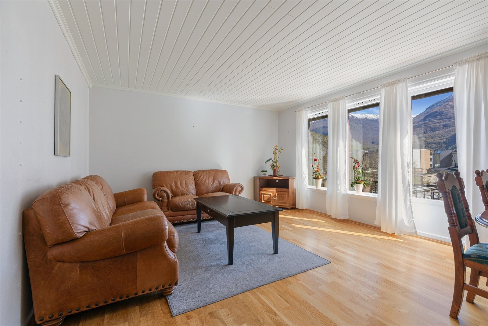 Bustaden er fra 1960 og har eit bruksareal på 145 m² fordelt over tre etasjar. Galleribilde