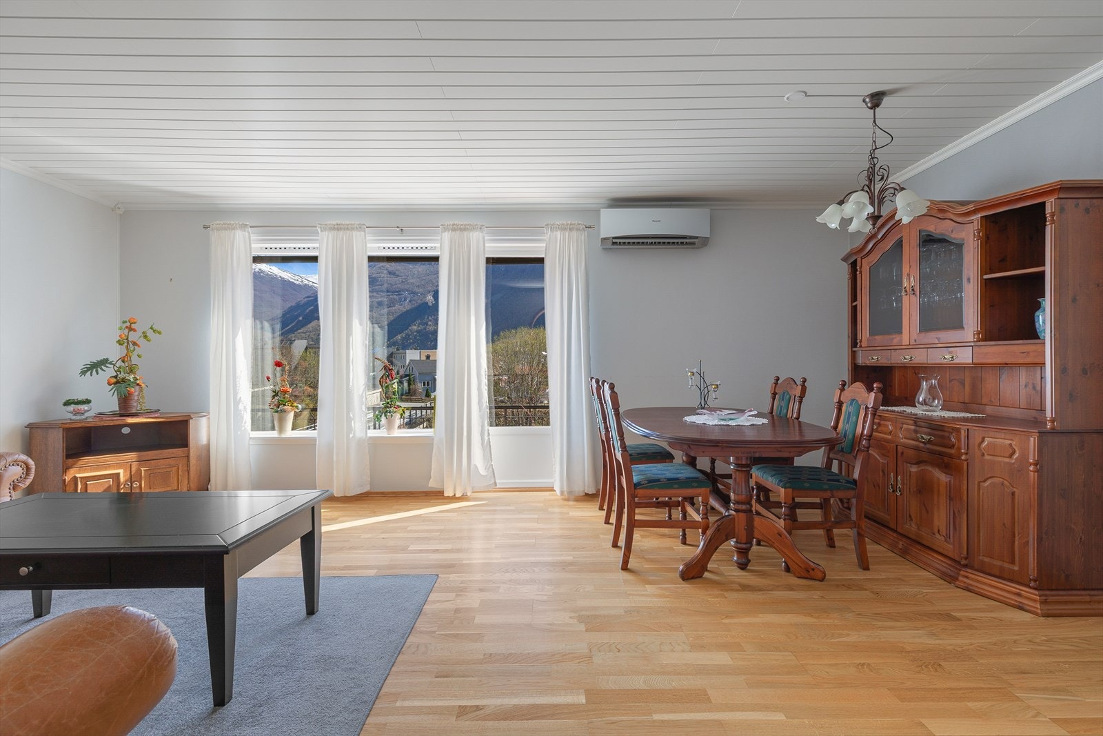 Planløysinga inkluderar stove, kjøkken, tre soverom, bad, vaskerom, toalettrom og fleire boder. Galleribilde
