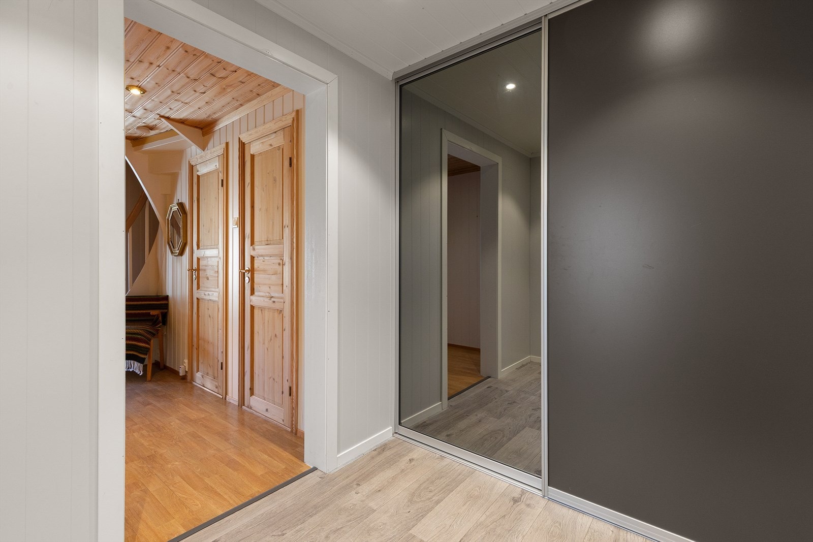 Velkomen inn - gang med skyvedørsgarderobe til oppbevaring. Galleribilde