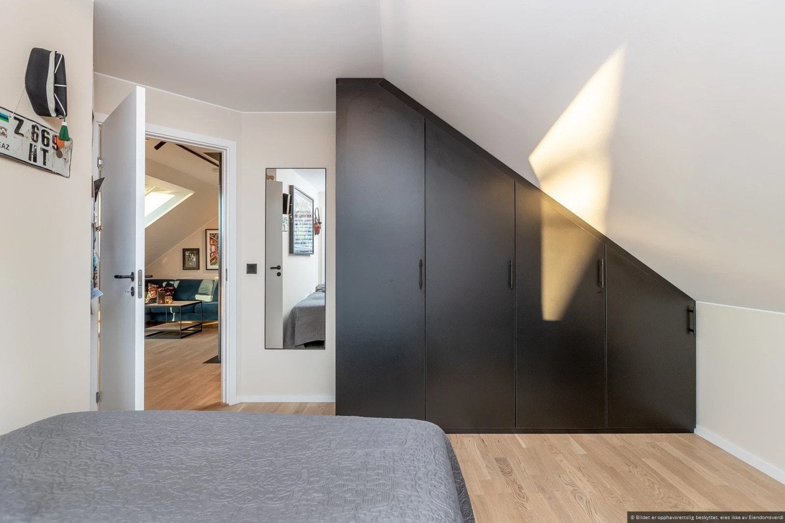 Soverom med plassbygget garderobe Galleribilde