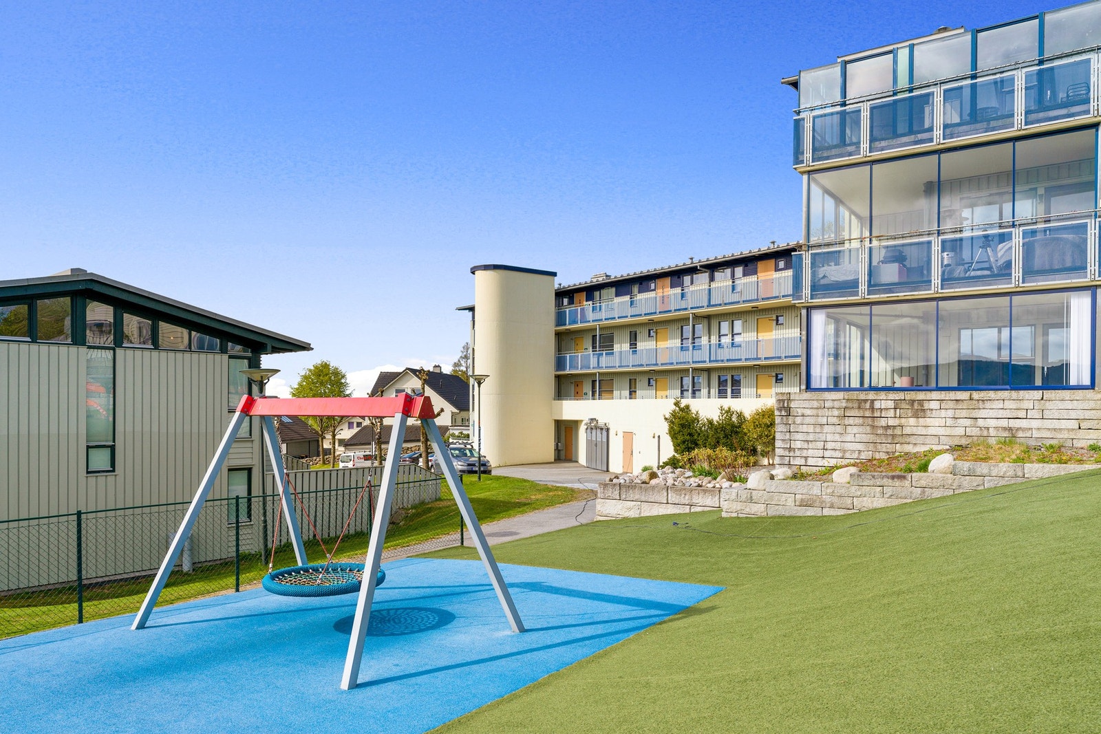 Området er svært familievennlig med flere lekeplasser i nærområdet og kort vei til både barnehager og skoler. Galleribilde