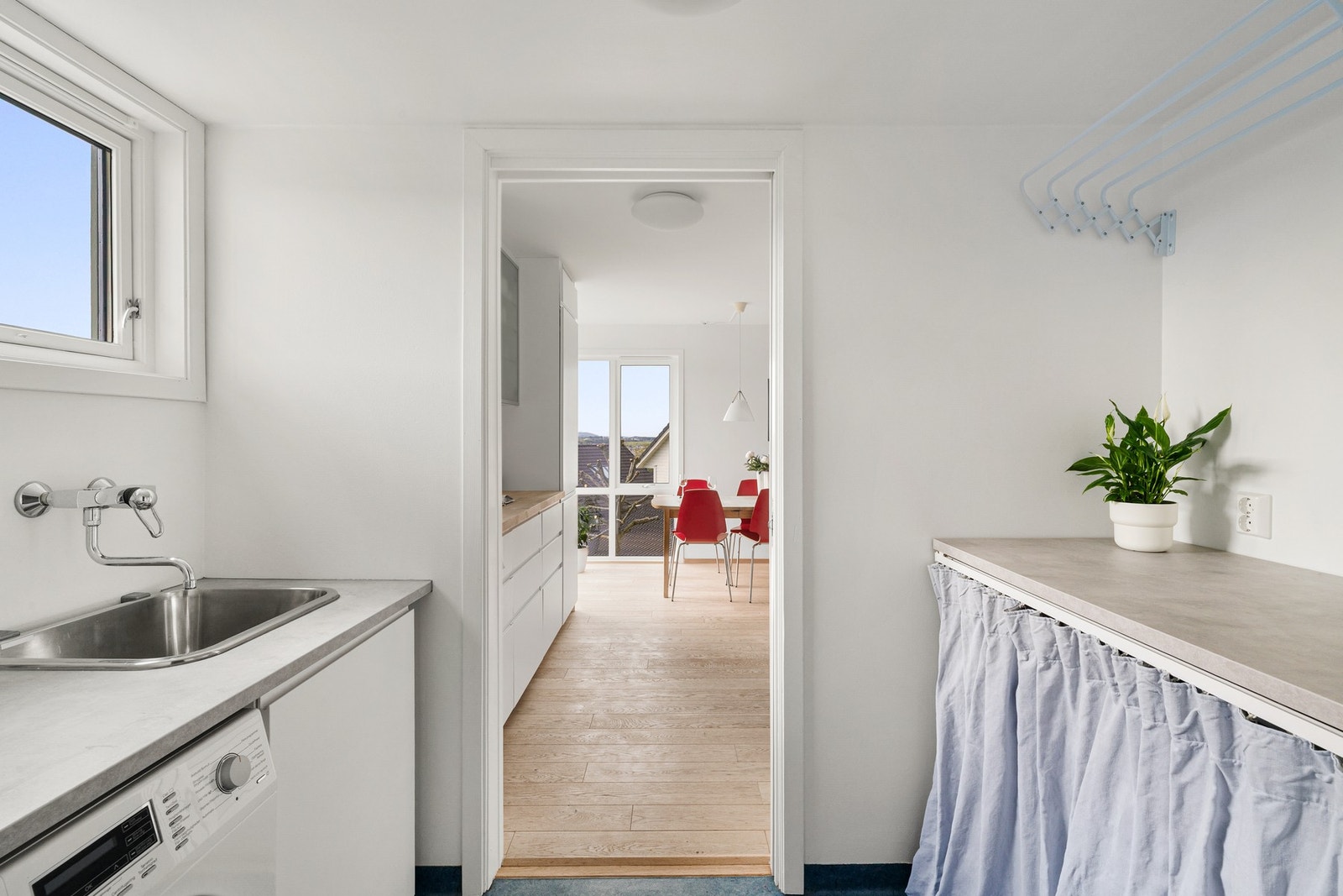 Eget vaskerom er et stort pluss i hverdagen og gir svært gode oppbevaringsmuligheter og praktiske løsninger. Galleribilde