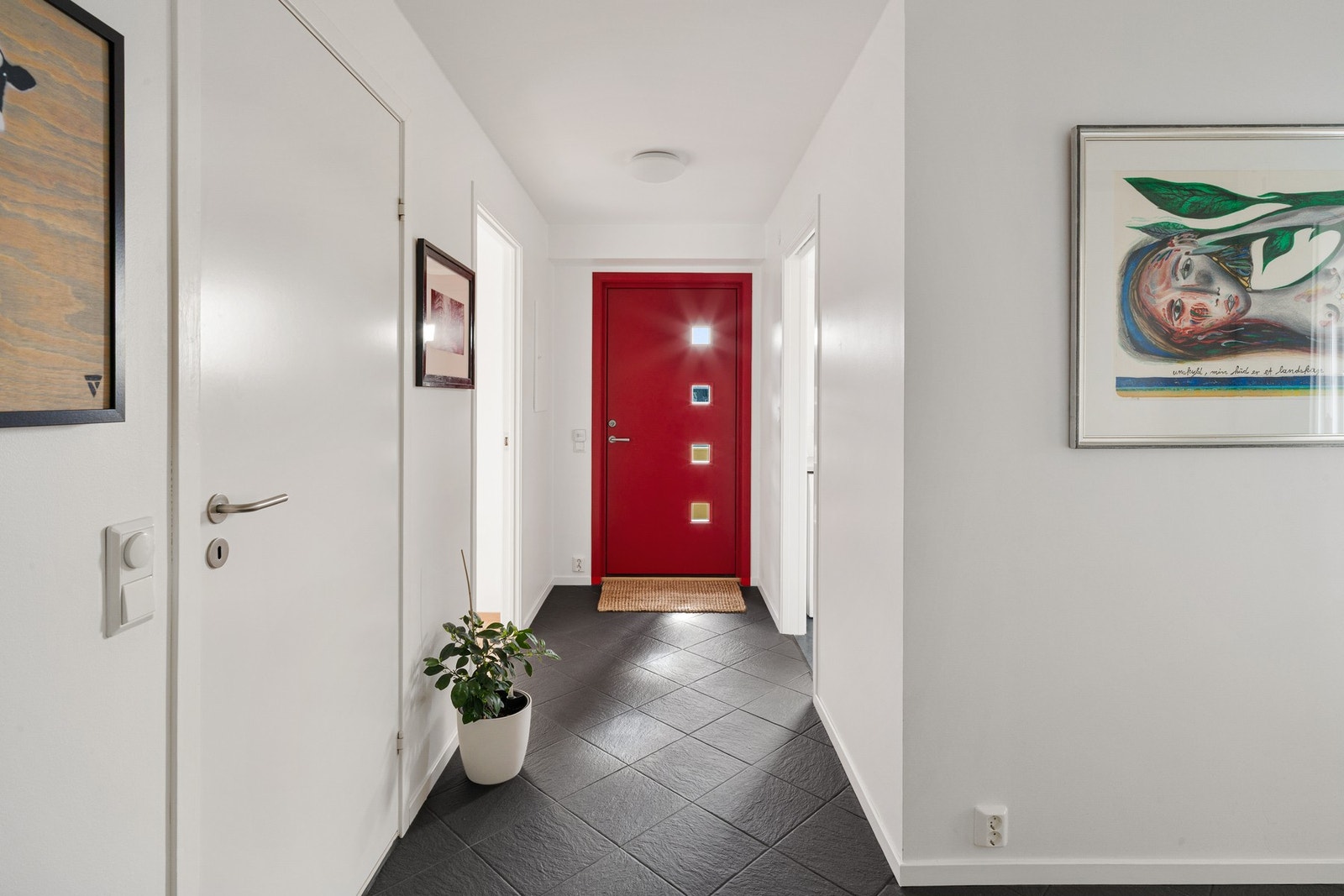 Entrè med mørke fliser på gulv som både er praktiske og stilrene, samt god oppbevaring i skyvedørsgarderobe med løsninger fra Elfa. Galleribilde