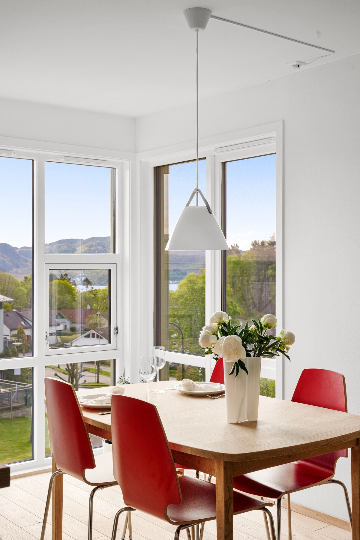Store vindusflater slipper inn rikelig med dagslys og gir flott utsikt mot både Gandsfjorden, Dalsnuten og Lifjell. Galleribilde