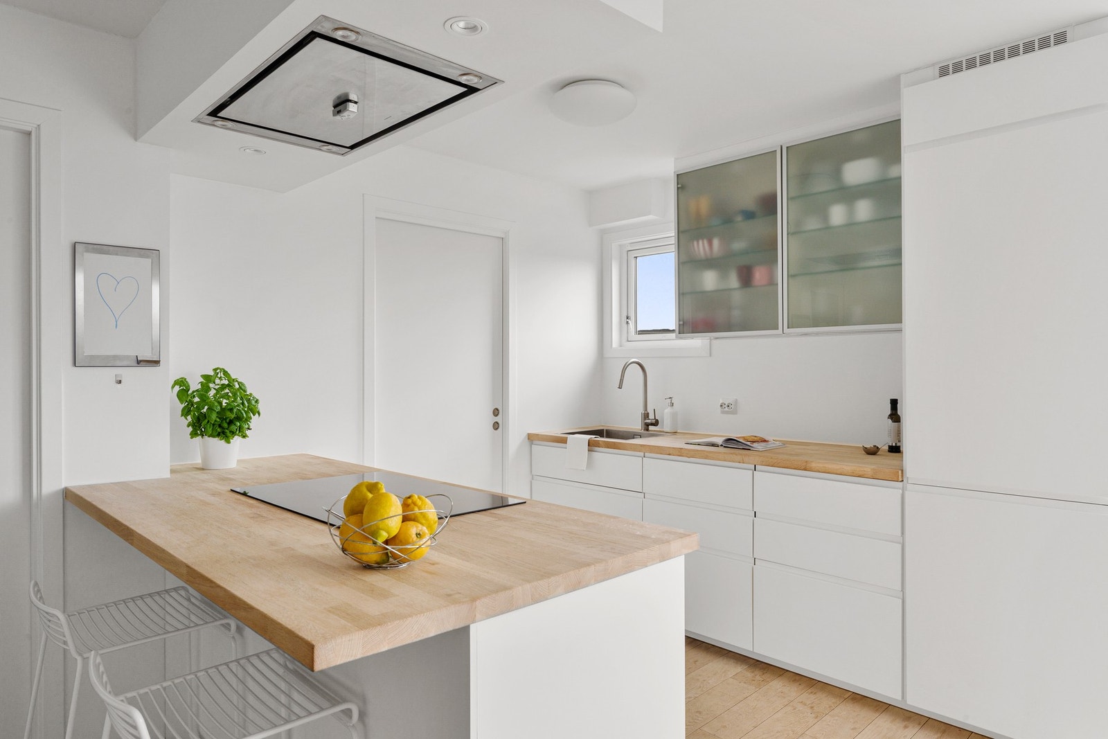 Kjøkkenet består hovedsakelig av innredning fra IKEA, med overskap fra HTH samt ventilator fra EICO/Faber. Galleribilde