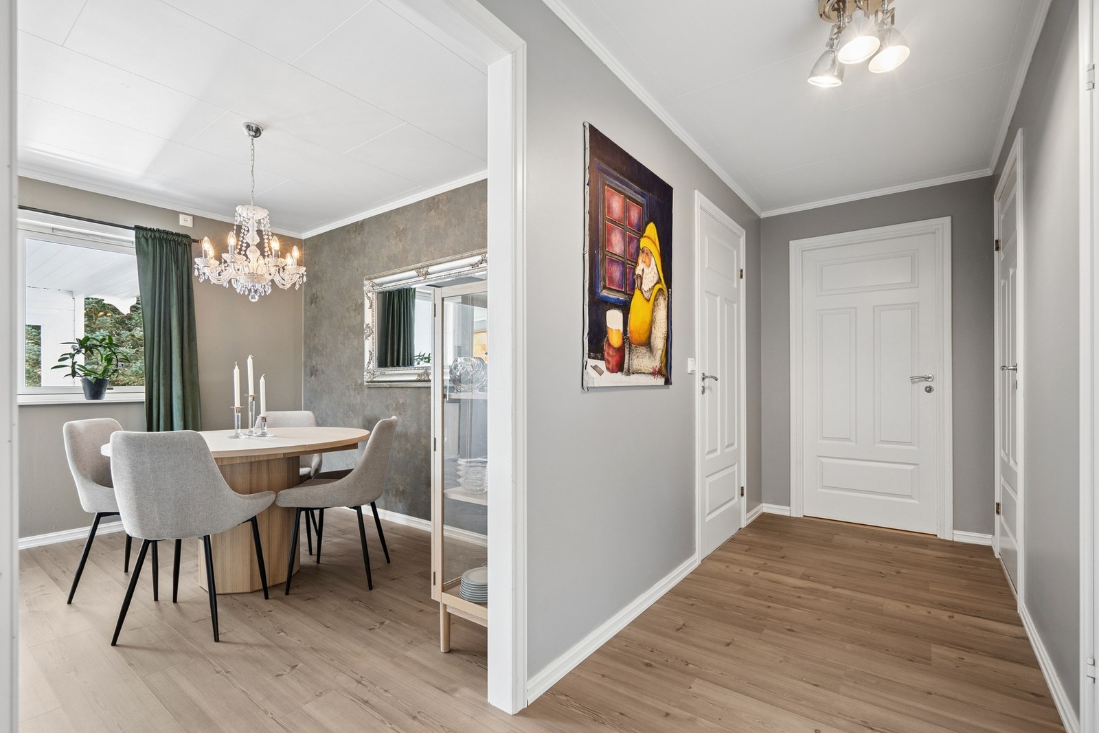 Gangen åpner opp mot spisestuen og skaper en god flyt mellom rommene. Galleribilde