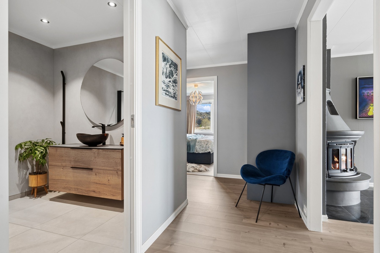 Gangen leder videre til boligens private del med soverom og bad. Galleribilde