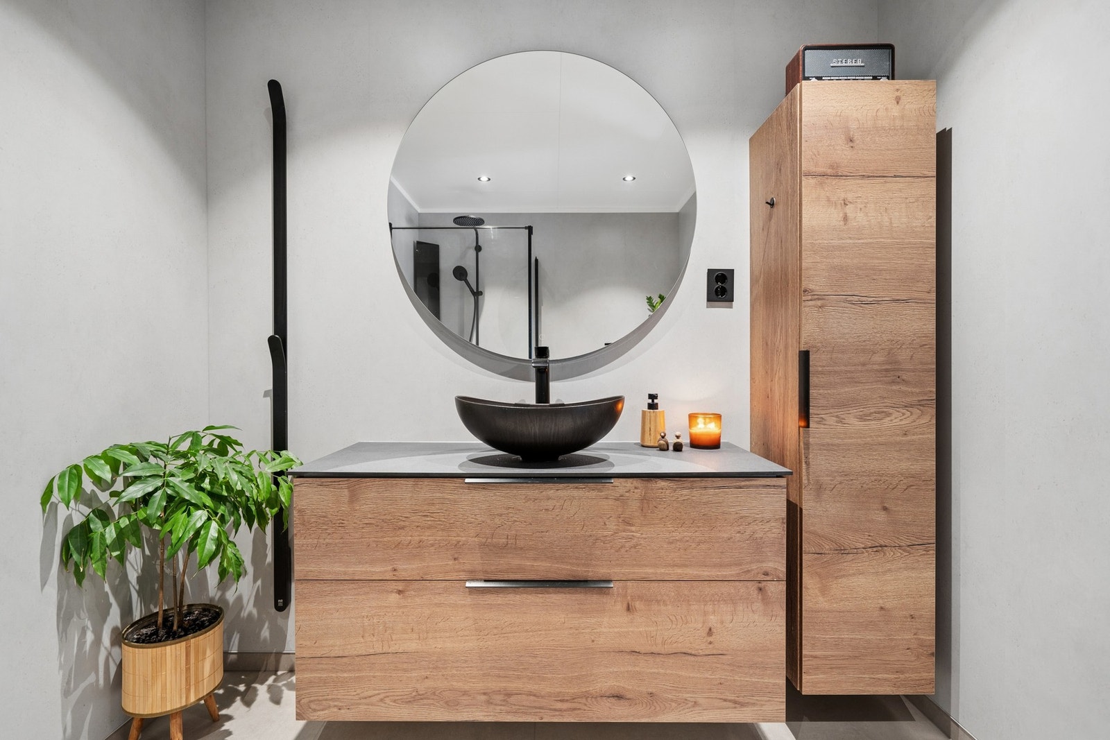Badet har en moderne innredning med frittstående servant og baderomsplater på veggene. Galleribilde