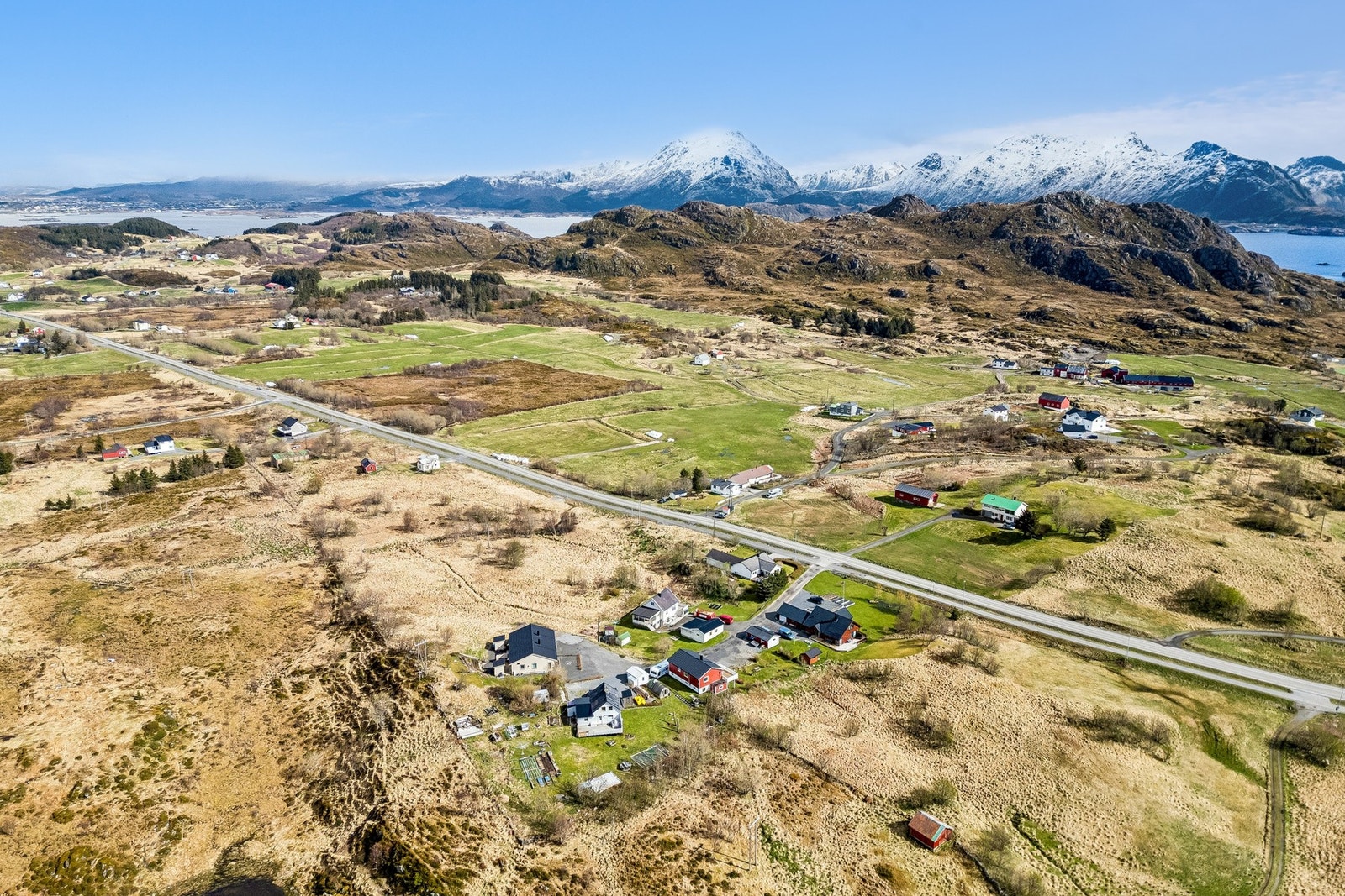 Ballstad har en rekke friluftsmuligheter. Fjellturer, båtturer, turvei med innslag av skog, innsjø, fjord og fiskehjeller. Galleribilde