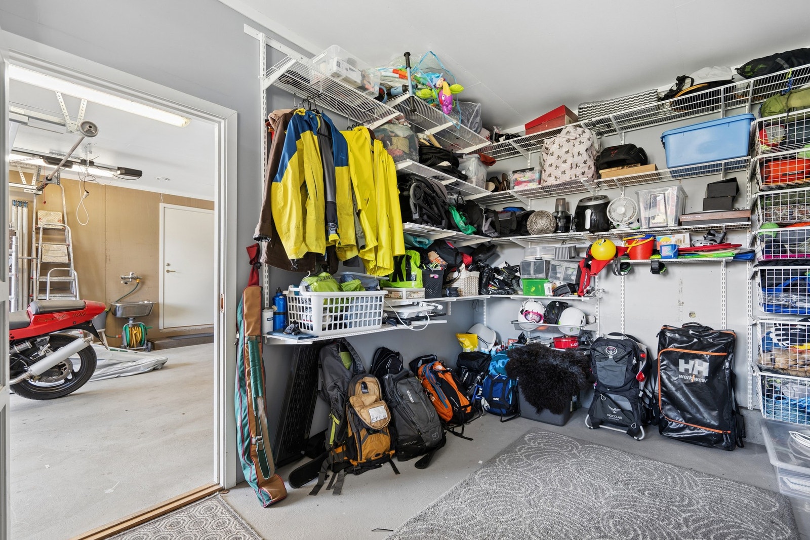 I tilknytning til garasjen er det en praktisk bod med gode lagringsmuligheter. Galleribilde