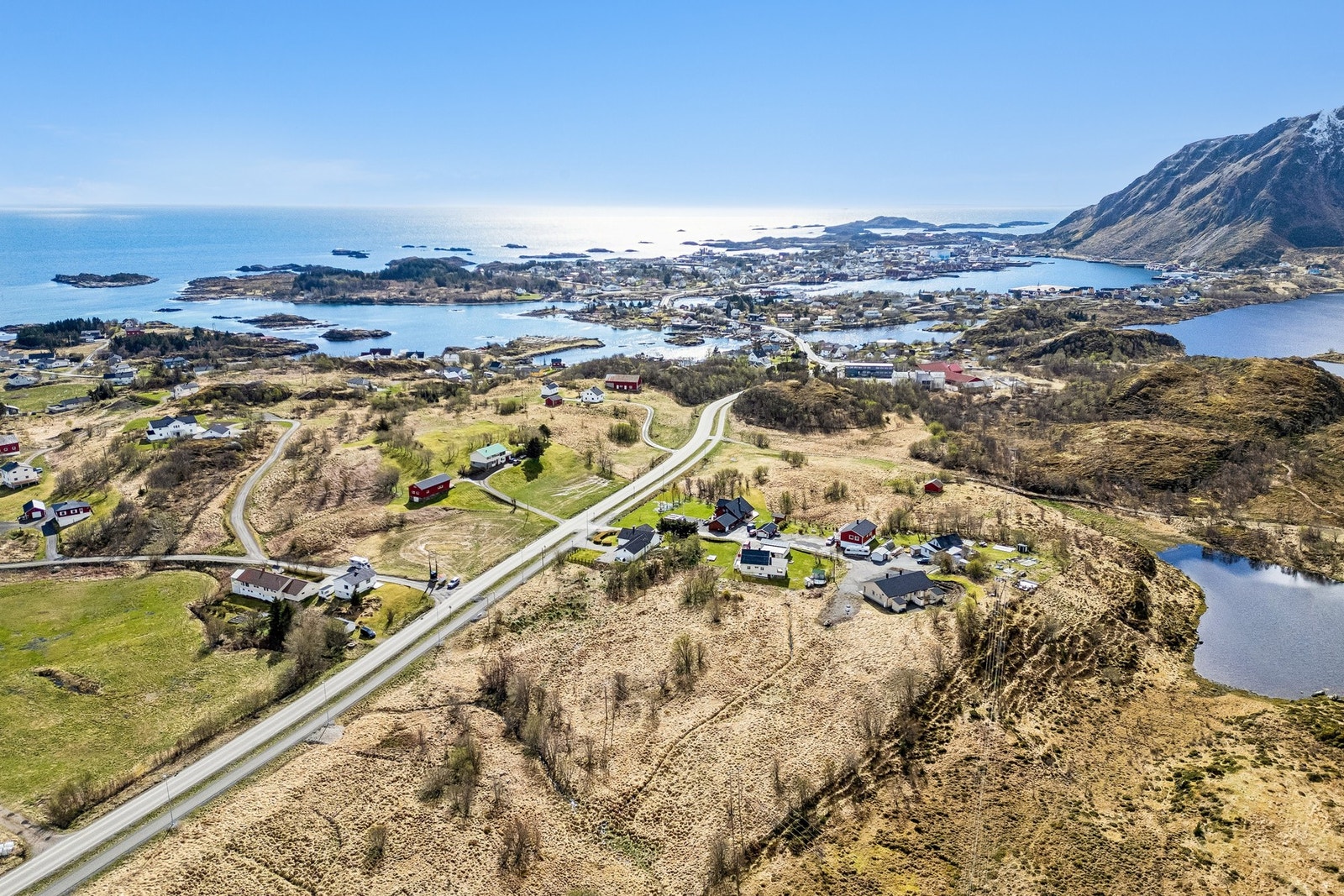Eiendommen har en sentral beliggenhet på Skottnes på Ballstad med barne- og ungdomsskolen i nabolaget, og populære Kyllingdalen like i nærheten! Galleribilde
