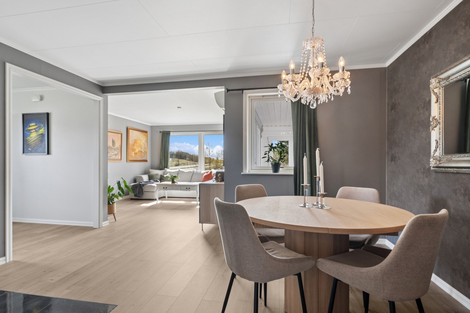 Spisestuen har god plass til et stort spisebord for hyggelige sammenkomster. Galleribilde