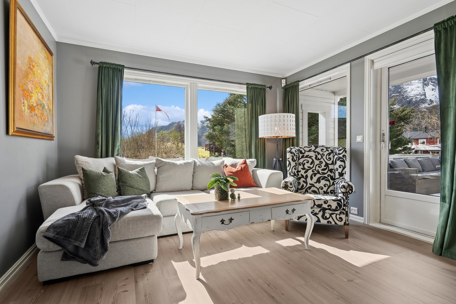 Fra stuen er det direkte utgang til en terrasse på 27 m². Galleribilde