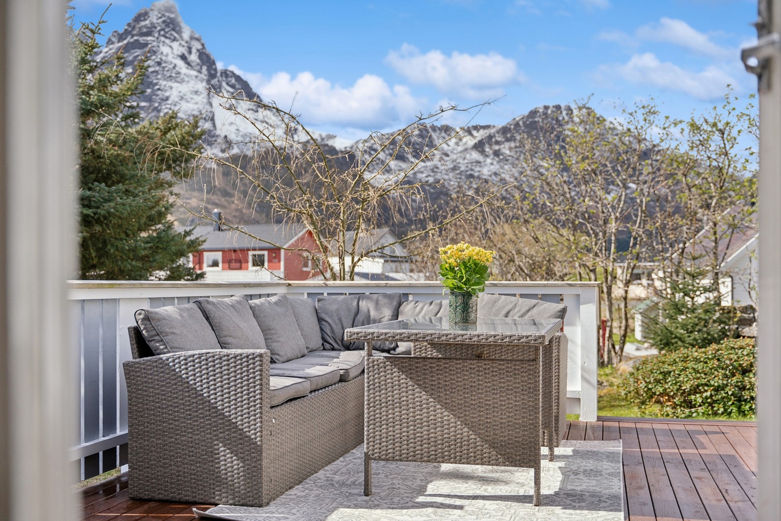 Fra terrassen kan du nyte utsikten mot de omkringliggende fjellene. Galleribilde