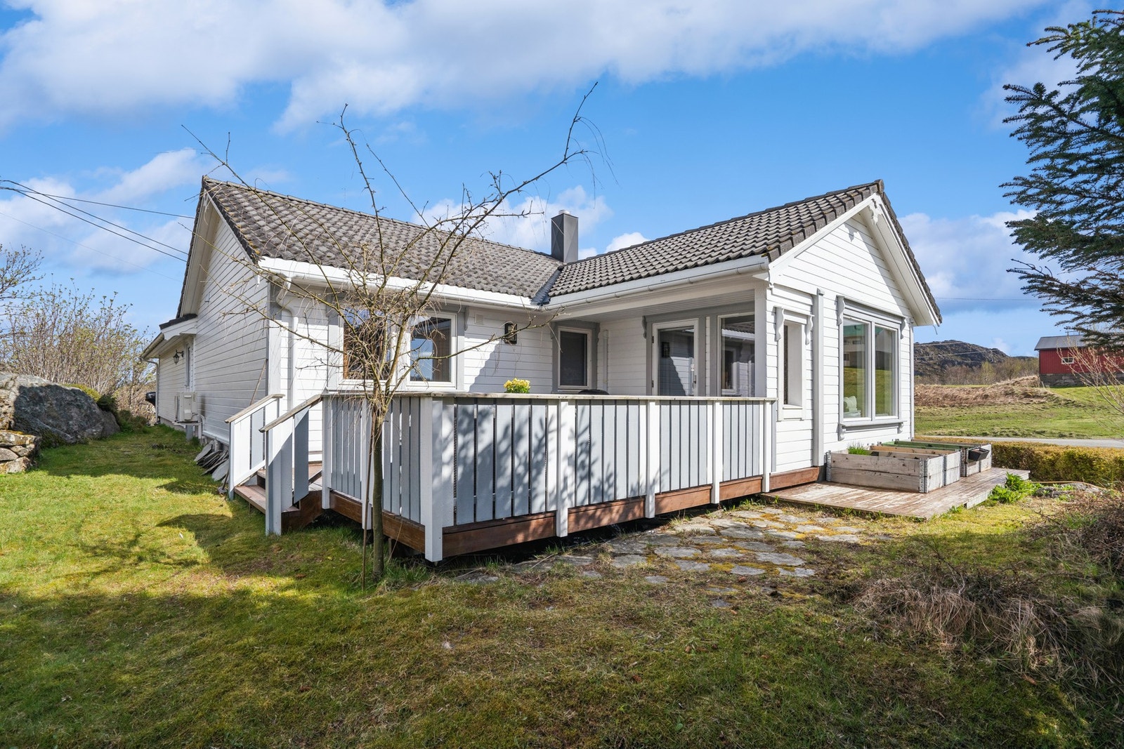Eiendommen har en lettstelt hage og flere uteplasser. Galleribilde