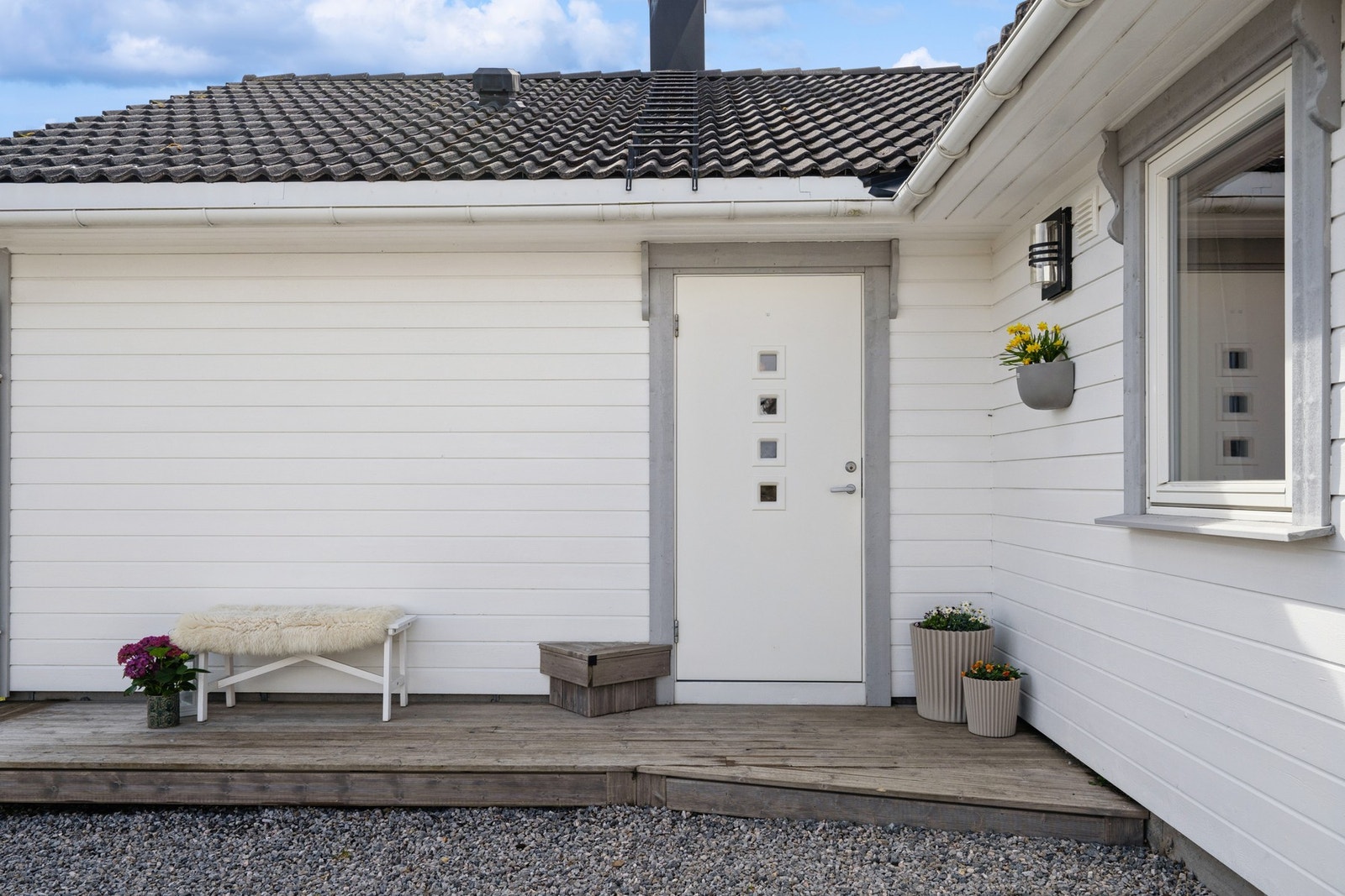 Overbygget inngangsparti med platting. Galleribilde
