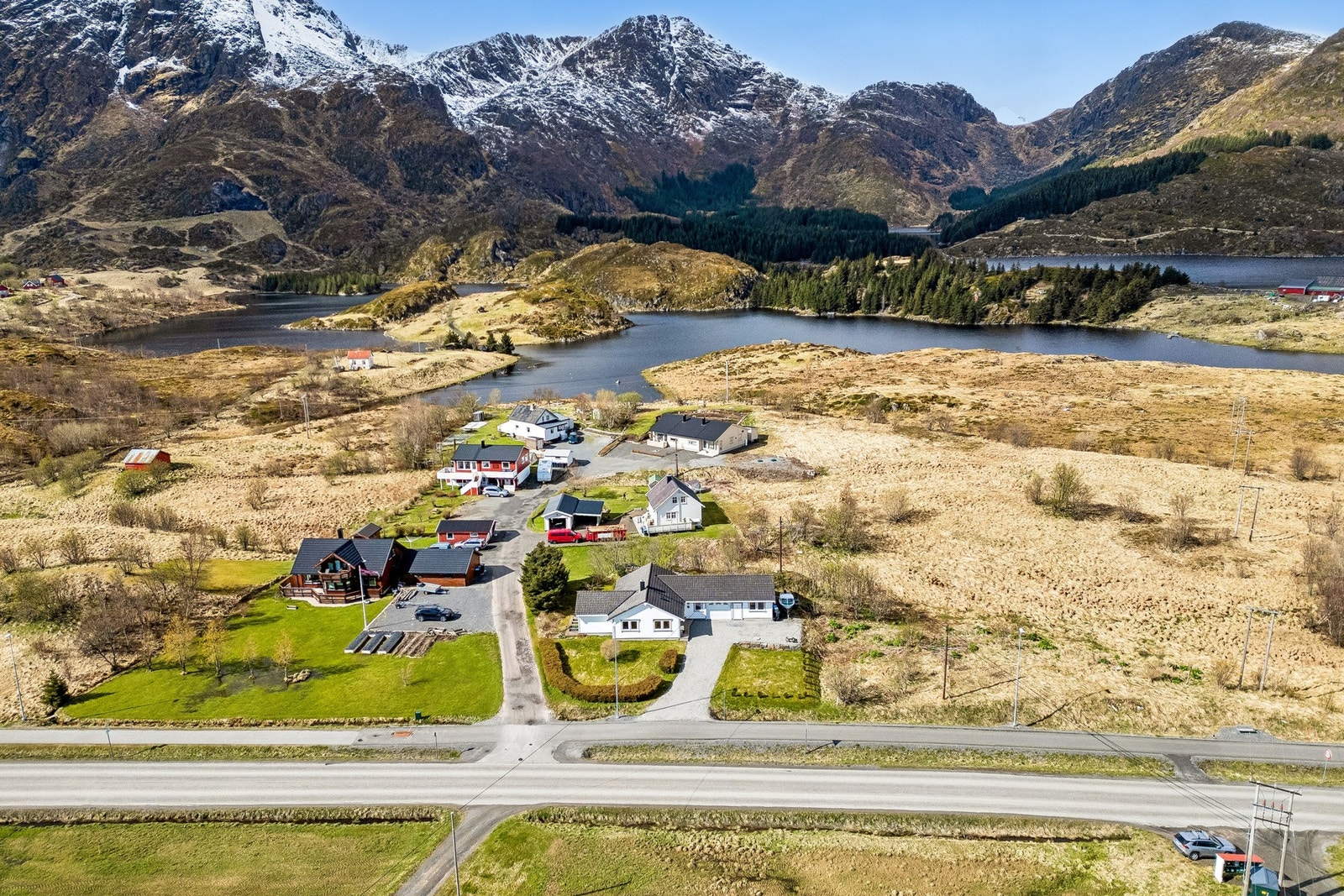 Oversikt over eiendommen og nabolaget, som primært består av eneboliger. Her ser du også innover den vakre Kyllingdalen. Galleribilde