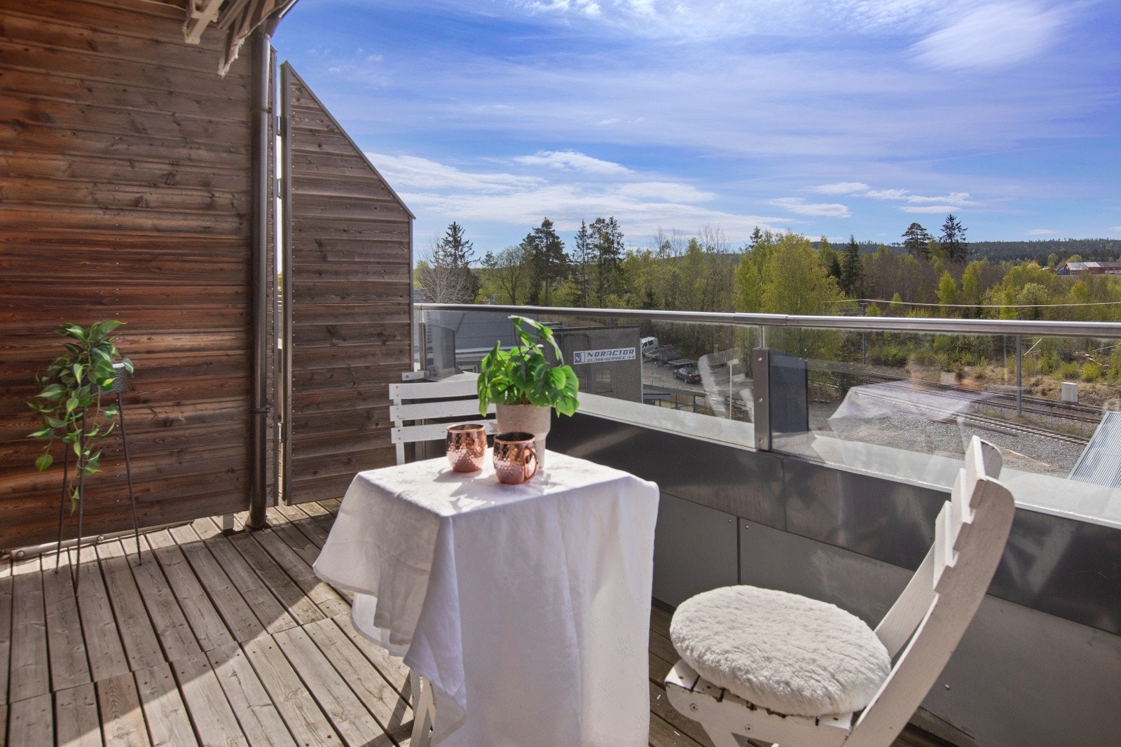 Balkongen oppleves som en naturlig forlengelse av stuen, og byr på rikelig med plass til en stor sittegruppe og utemøbler. Galleribilde