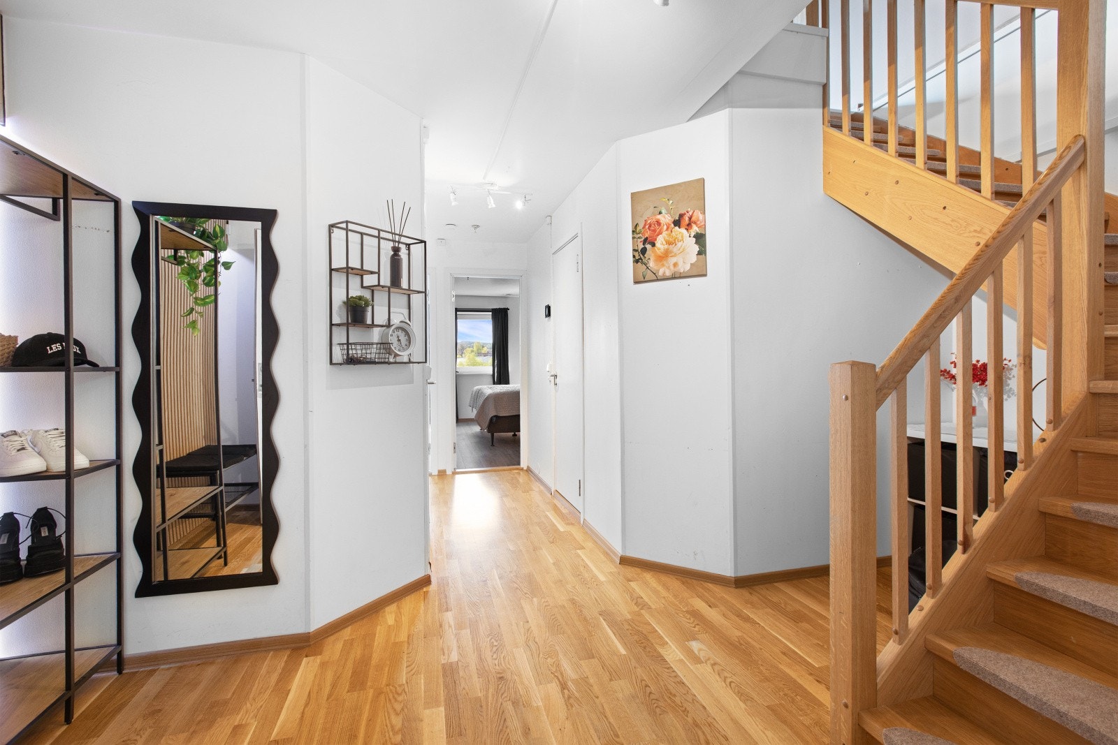 Her finner du flere fine detaljer, samt god plass til å henge fra deg yttertøy og sette fra deg sko. Videre byr boligen på svært gode oppbevaringsmuligheter i en praktisk walk-in-closet med adkomst fra entréen. Velkommen inn! Galleribilde