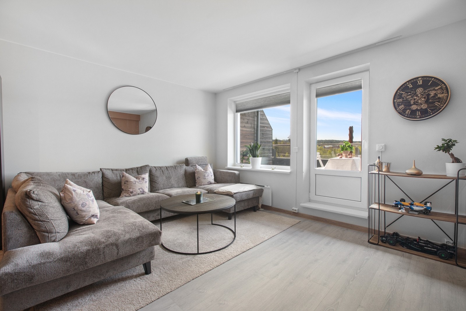 Store vindusflater slipper inn rikelig med naturlig lys, noe som gir stuen en lys, trivelig og luftig atmosfære gjennom hele dagen. Galleribilde