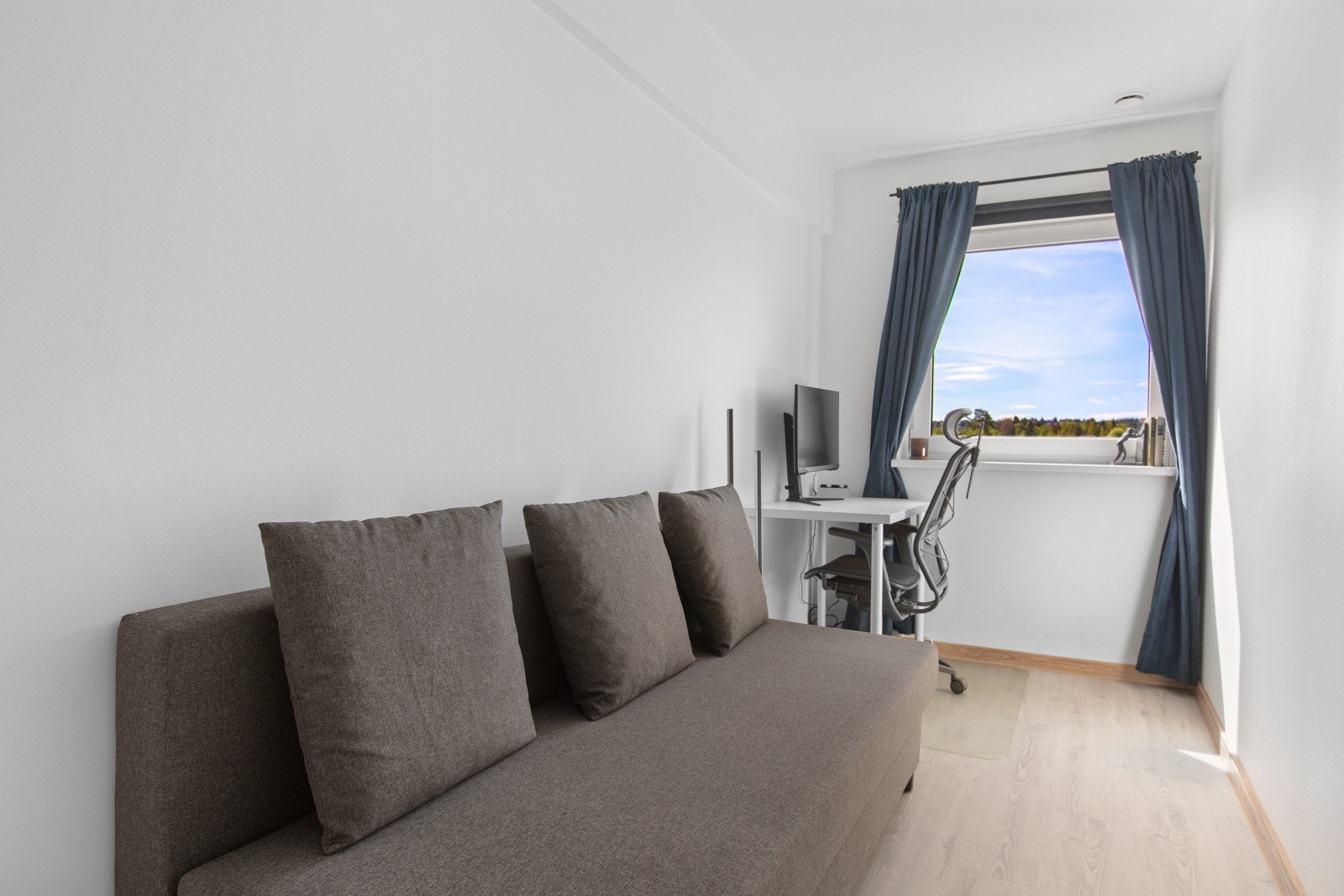 Soverom 2 er i dag innredet som kontor med sovesofa, men kan enkelt tilpasses etter behov, enten som gjesterom, barnerom eller hjemmekontor. Rommet er fleksibelt og lett å innrede på ulike måter. Galleribilde