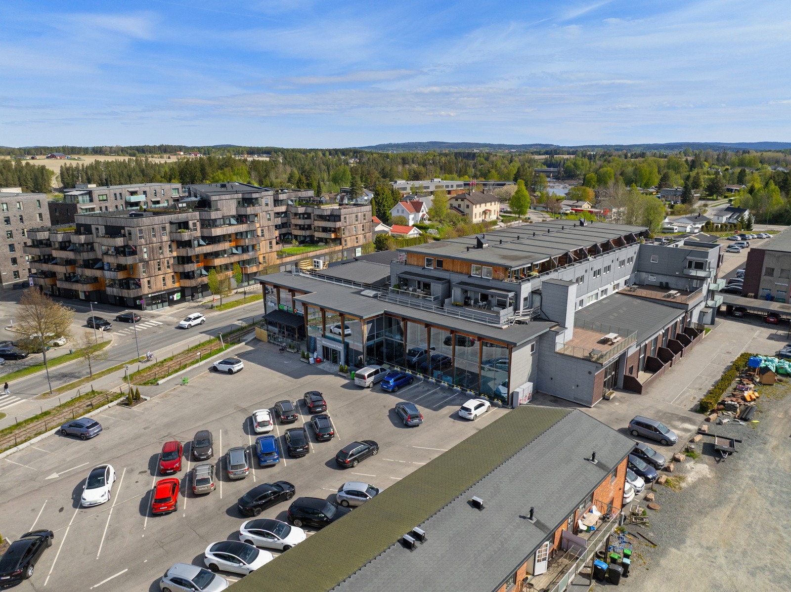 Boligen ligger svært attraktivt til, midt i hjertet av Sørumsand. Galleribilde